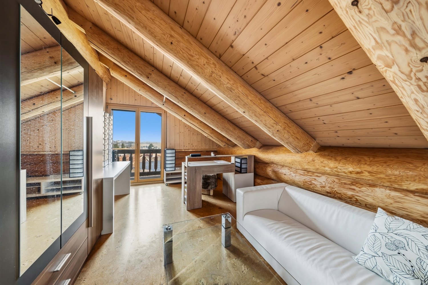 Dachgeschosszimmer mit Holzverkleidung