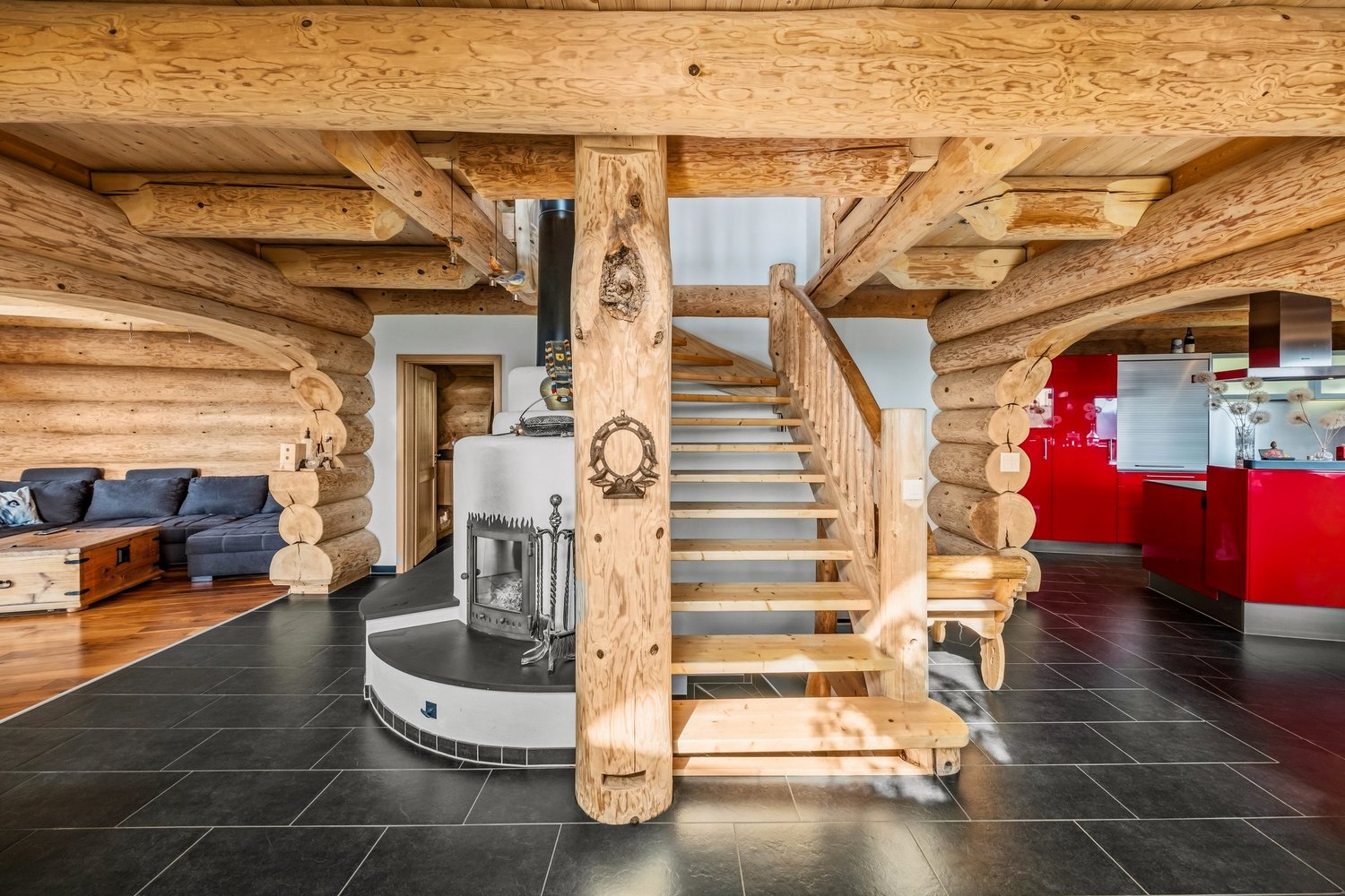 Rustikale Wohnlandschaft mit Treppe und offener Küche