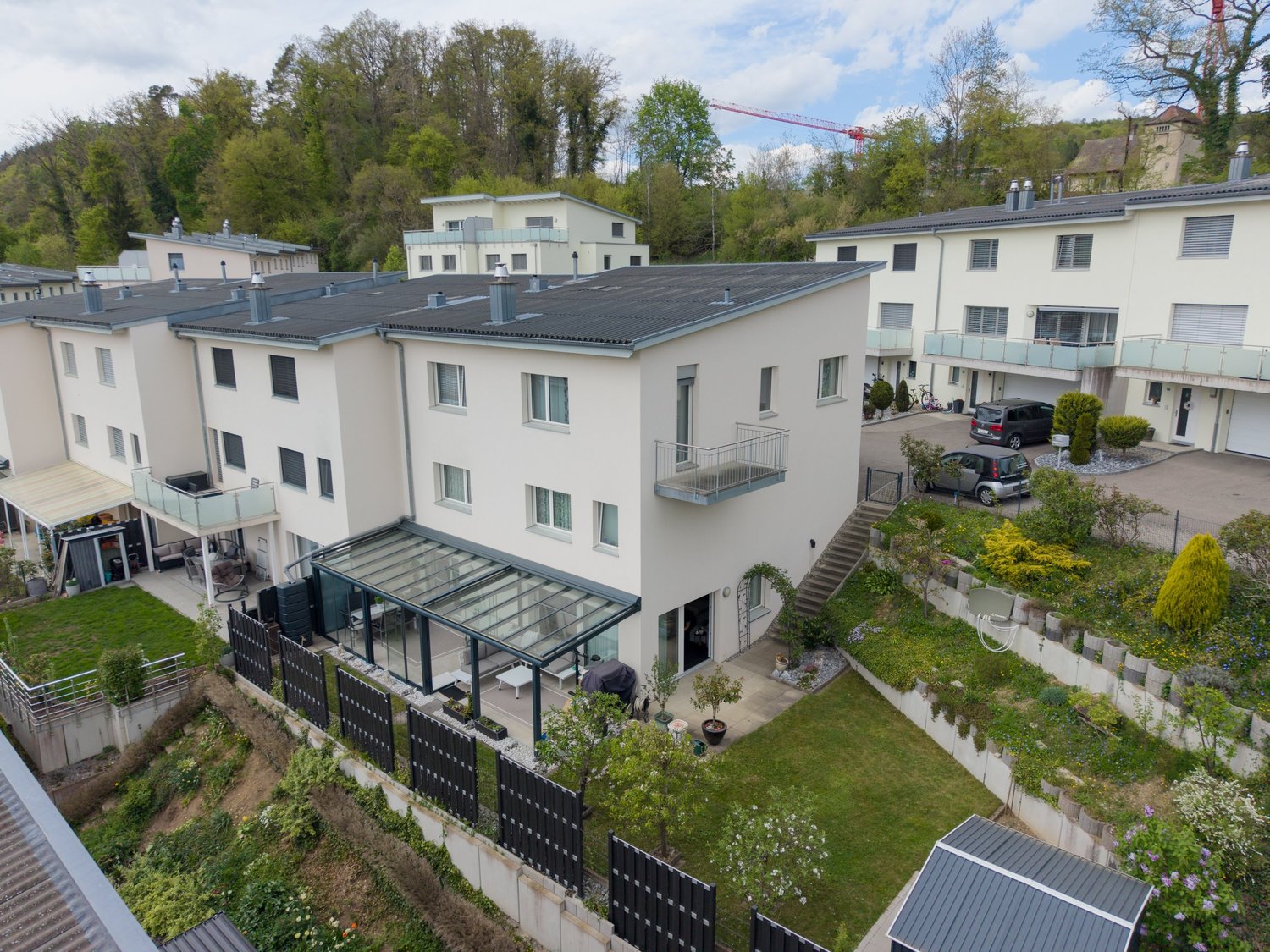 Moderne Wohnanlage mit Garten und Terrassen