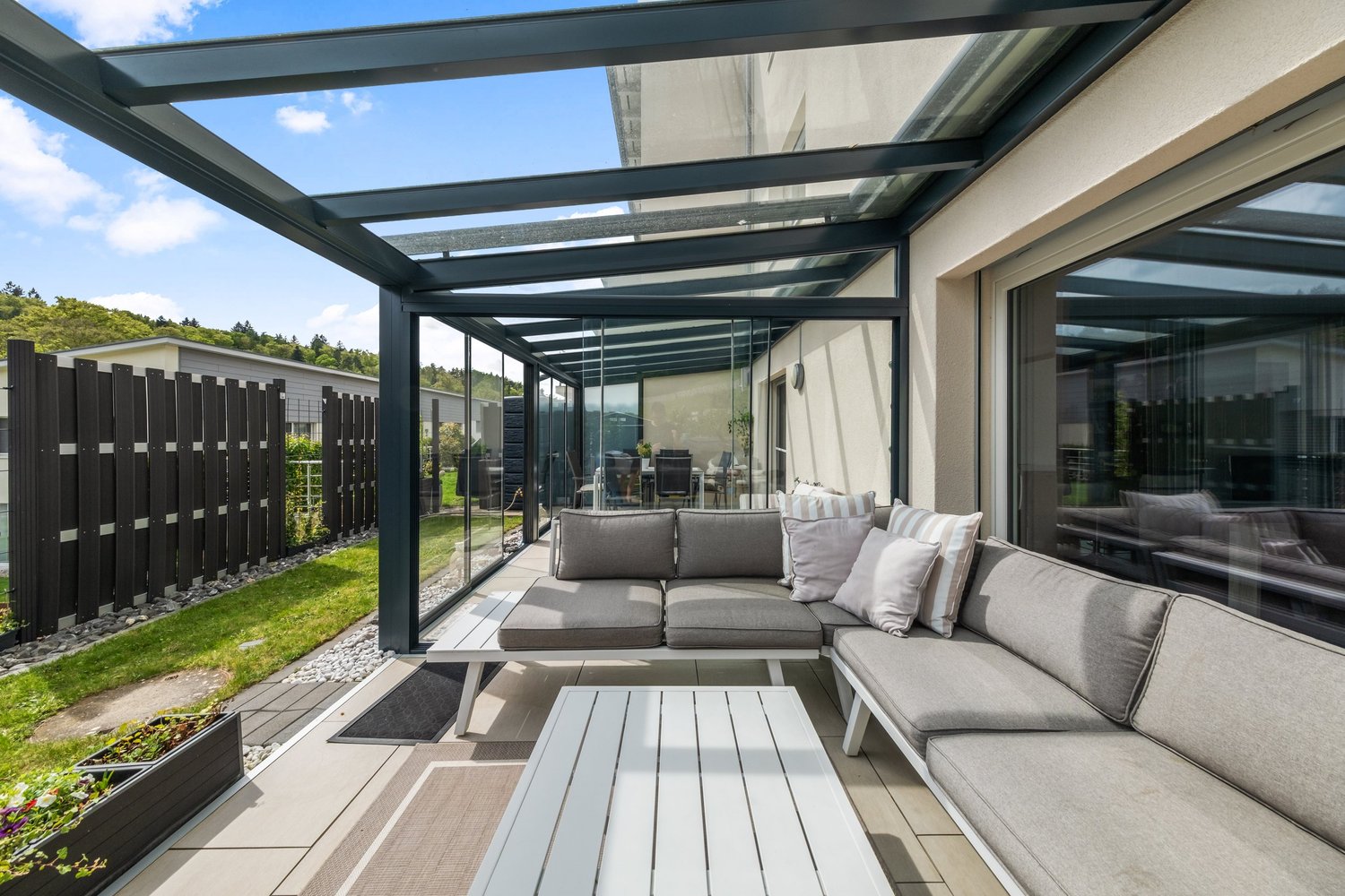 Überdachte Terrasse mit Lounge-Sitzgruppe