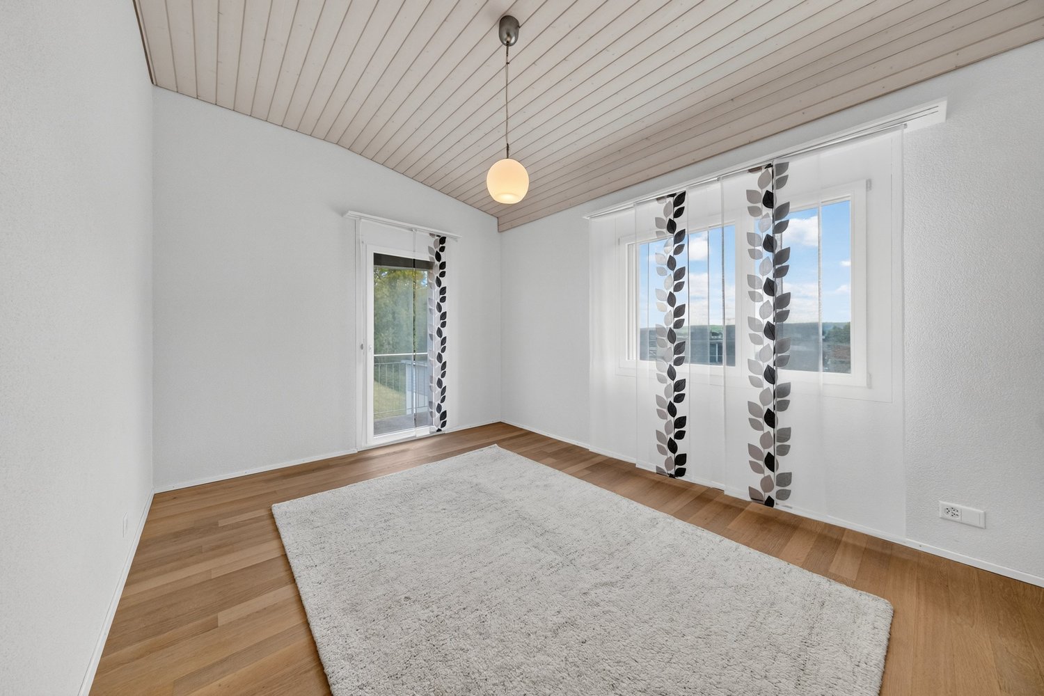 Helles Schlafzimmer mit Holzboden