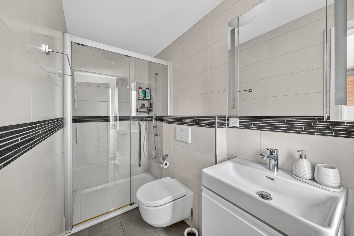 Modernes Badezimmer mit Dusche und wandhängendem WC