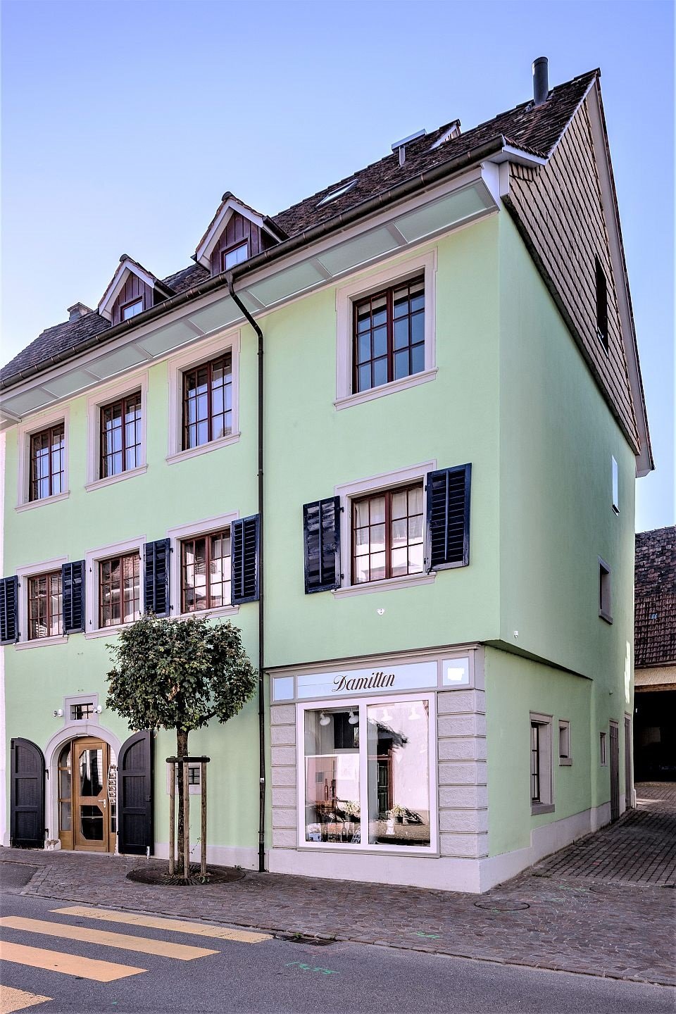 Historisches Eckhaus mit pastellgrüner Fassade