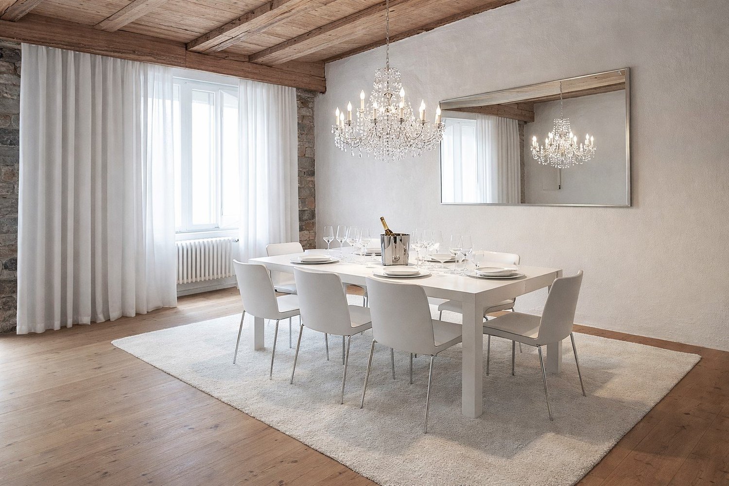 Eleganter Essbereich mit Kronleuchter