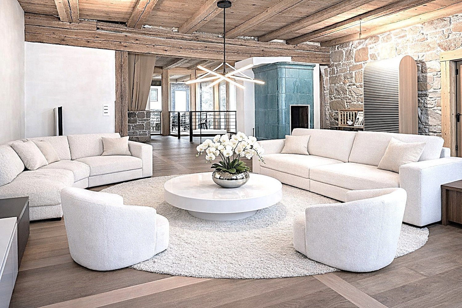 Lichtes Landhaus-Wohnzimmer mit rustikalen Holzbalken