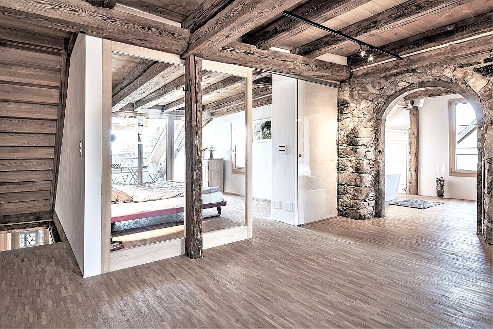 Rustikaler Dachbodenraum mit sichtbaren Holzbalken