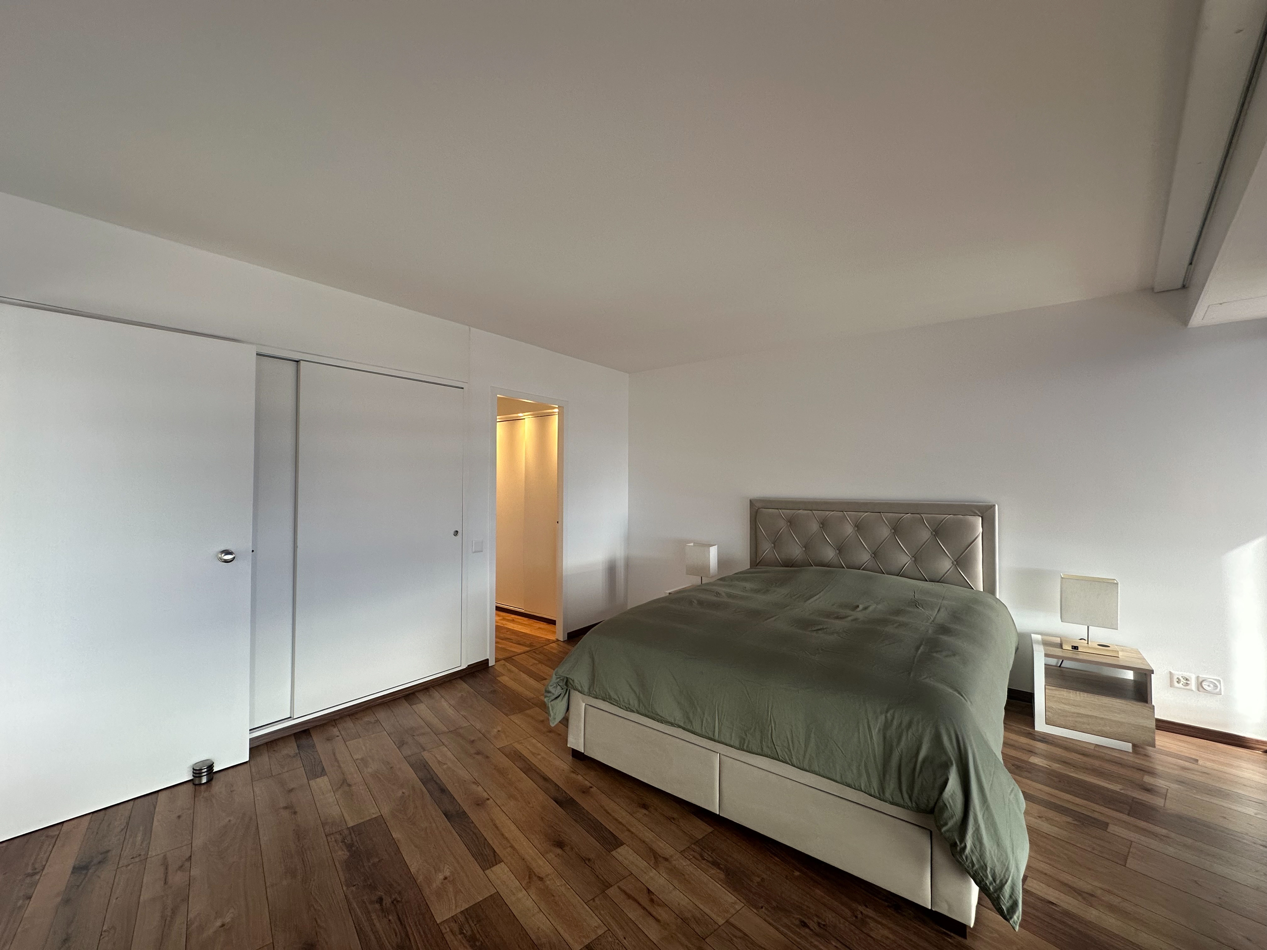 Helles Schlafzimmer mit Doppelbett und Einbauschrank