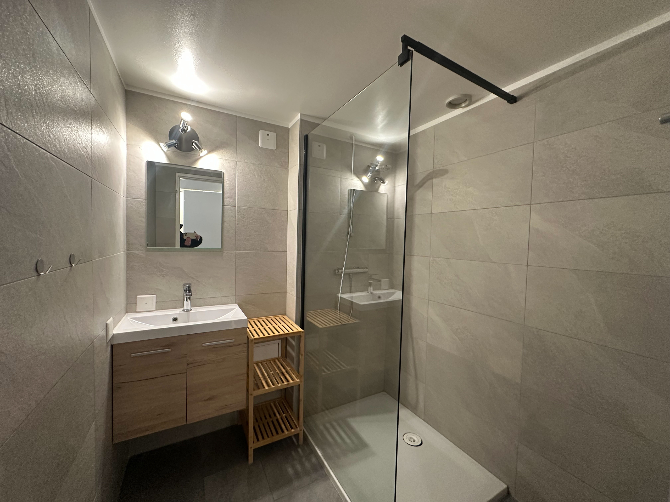Modernes Badezimmer mit begehbarer Dusche
