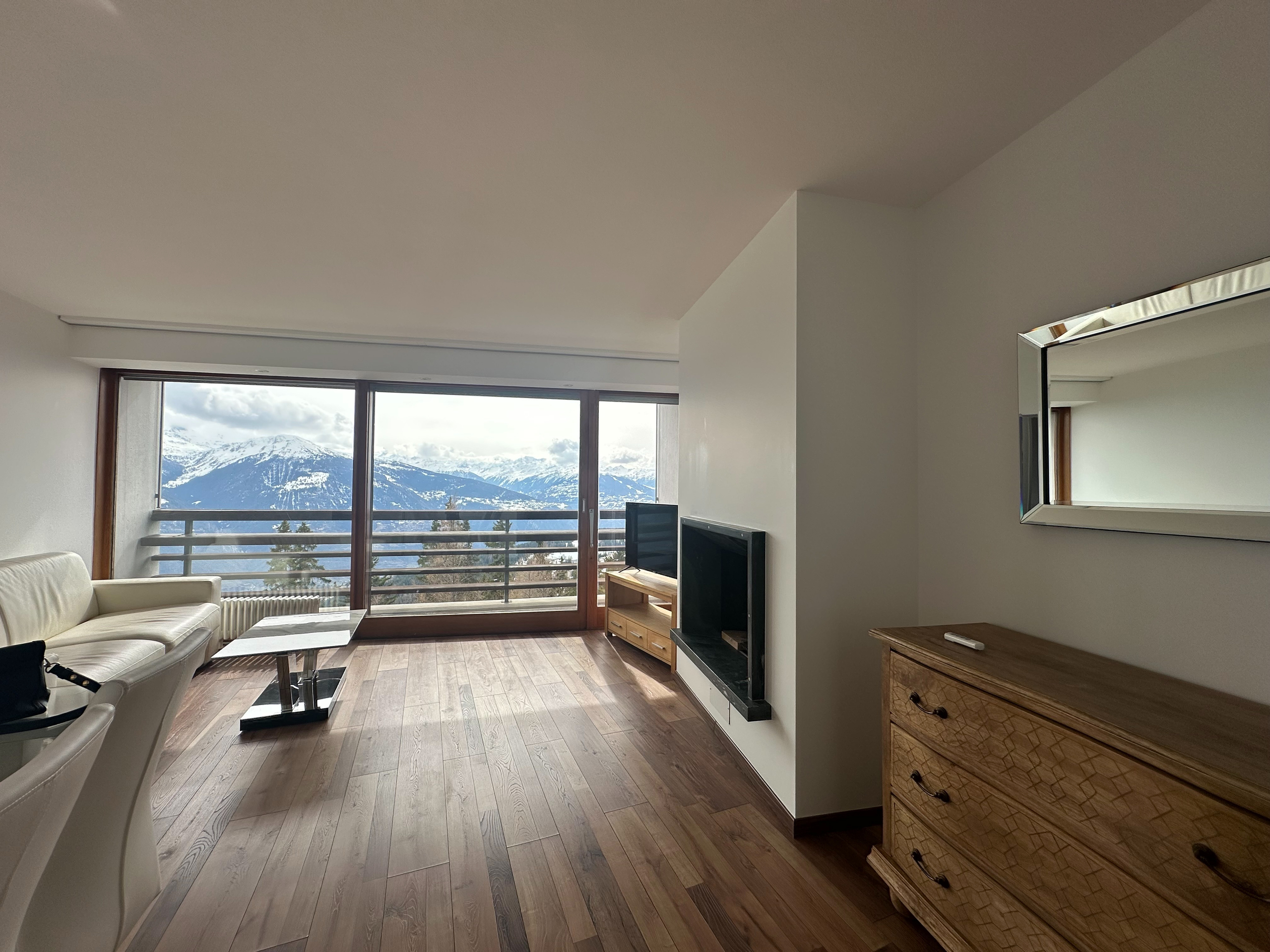 Wohnzimmer mit Panoramablick auf die Berge