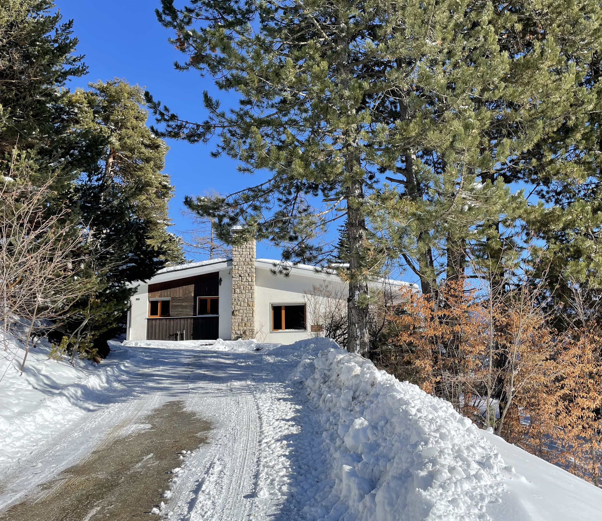 Winterliches Haus im Wald
