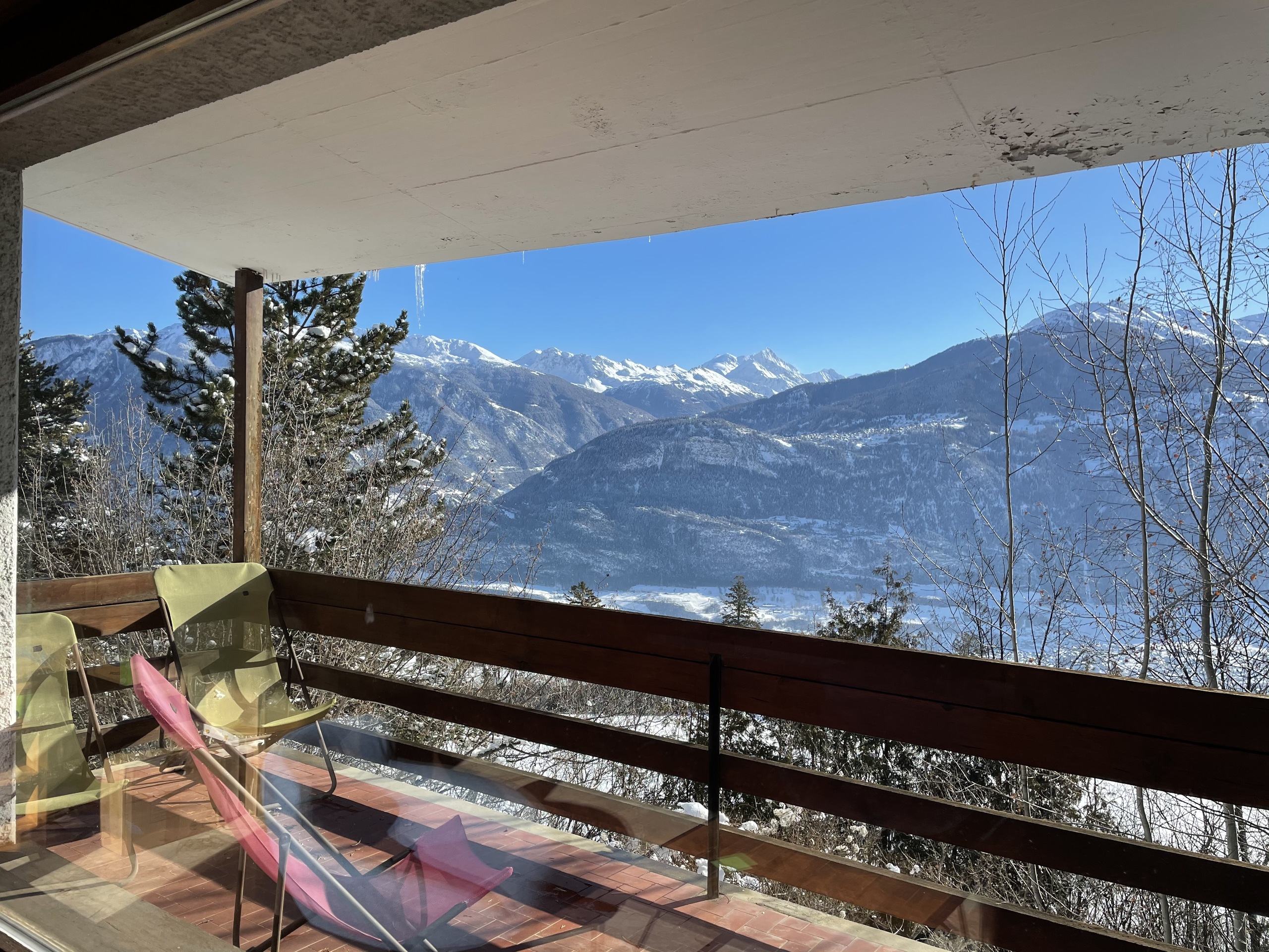 Balkon mit Bergpanorama