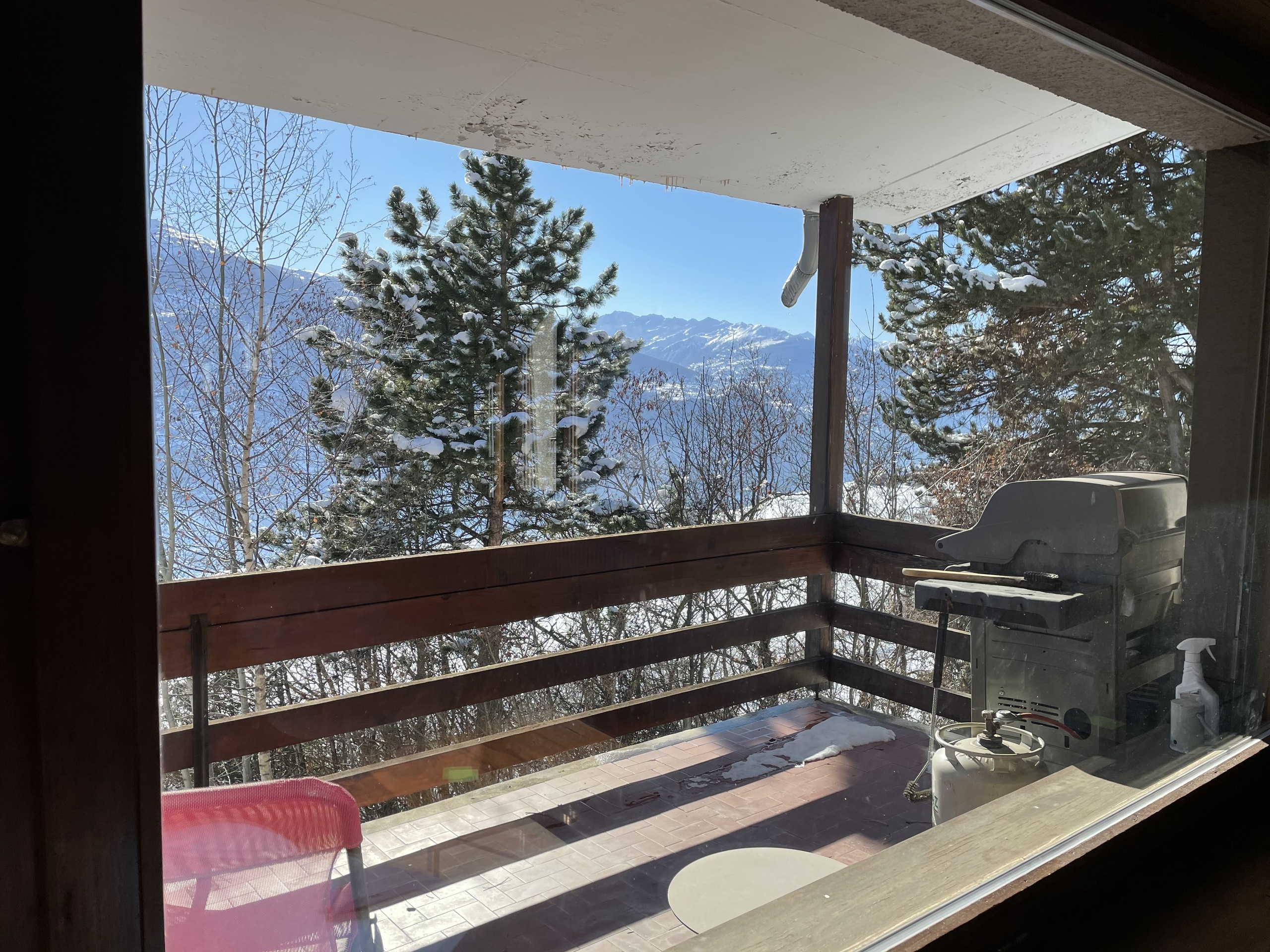 Balkon mit Bergblick und Grill