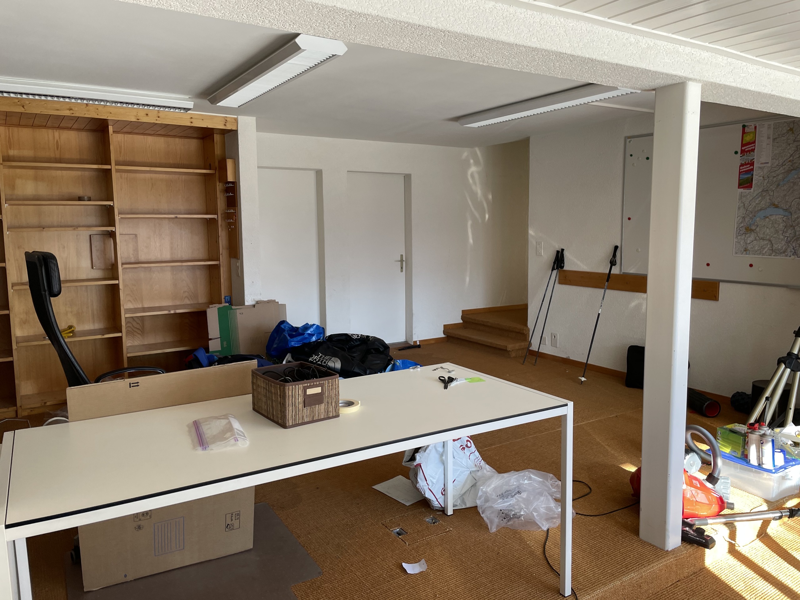 Großer Arbeits- oder Hobbyraum mit Regalen und viel Tageslicht