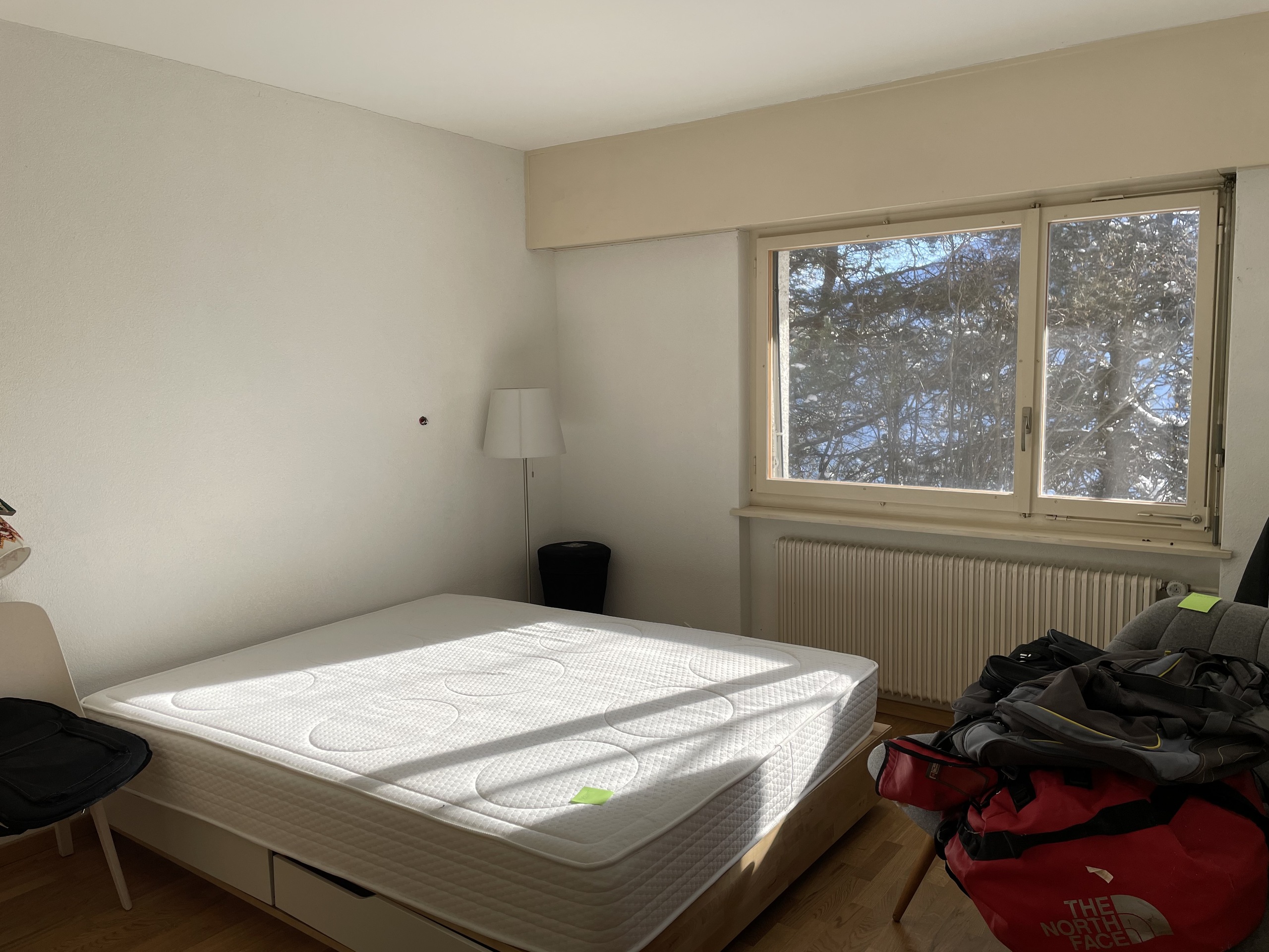 Helles Schlafzimmer mit großem Fenster
