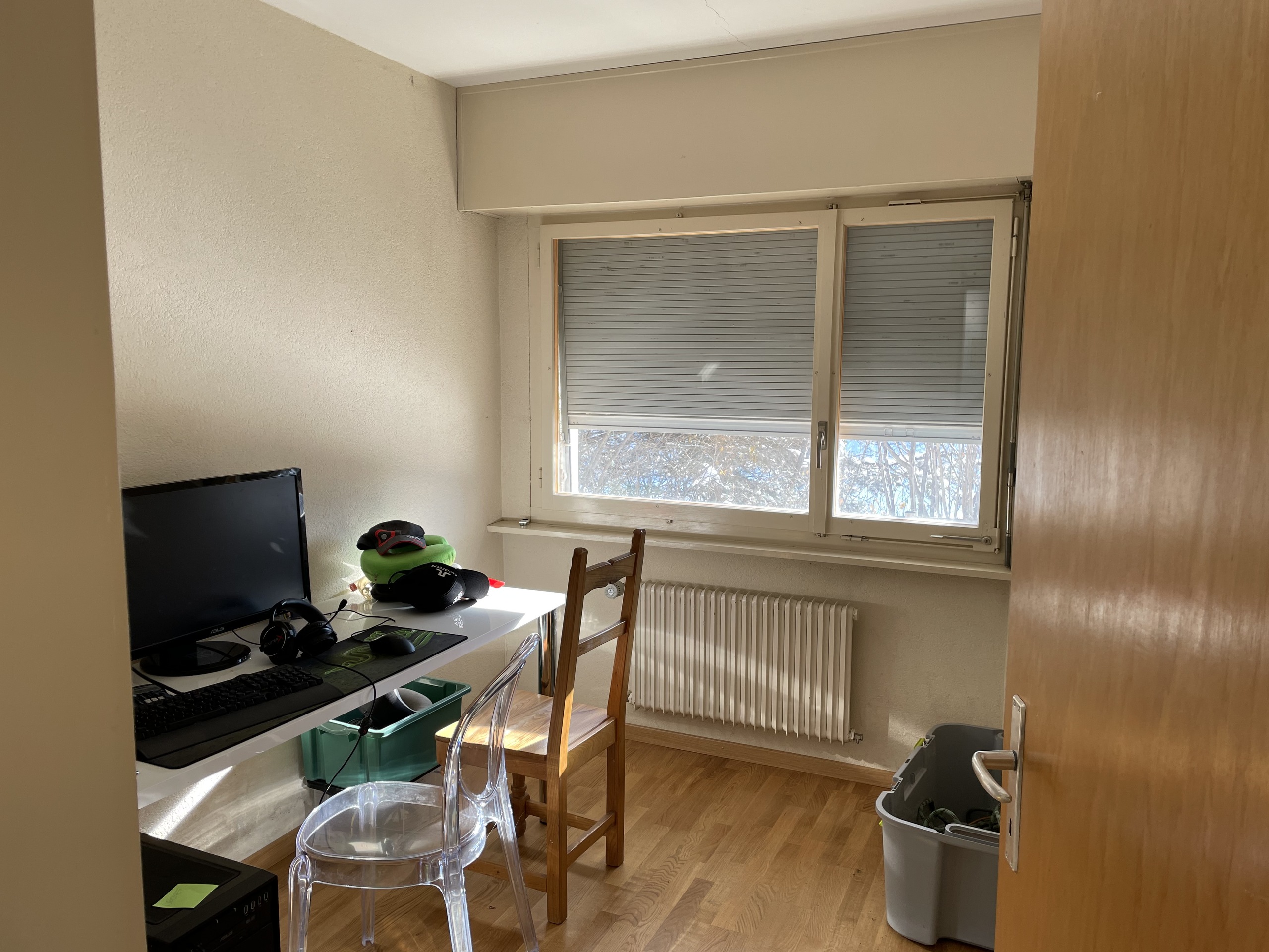 Kleines Arbeitszimmer mit Fenster und Schreibtisch