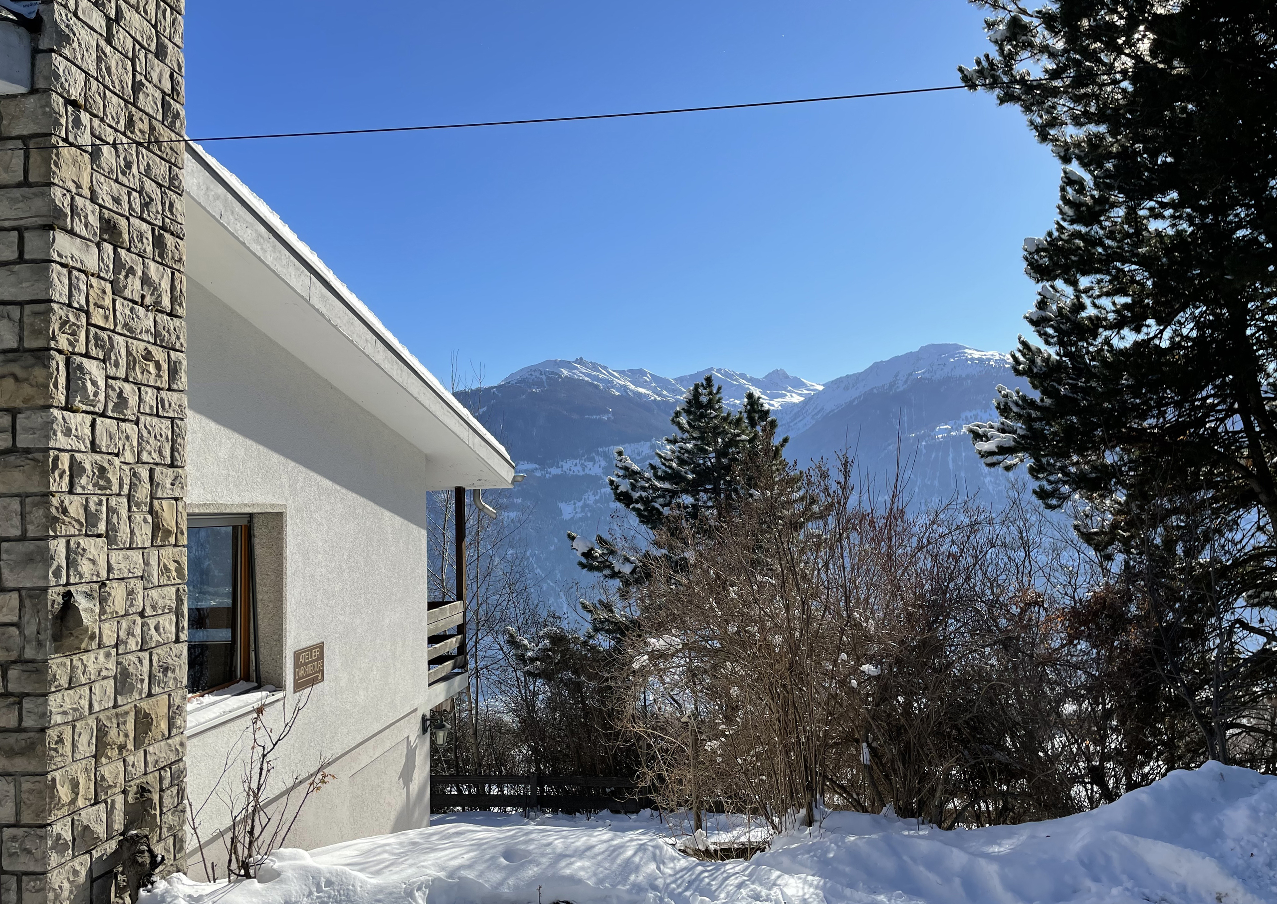 Alpines Haus mit Bergblick im Schnee