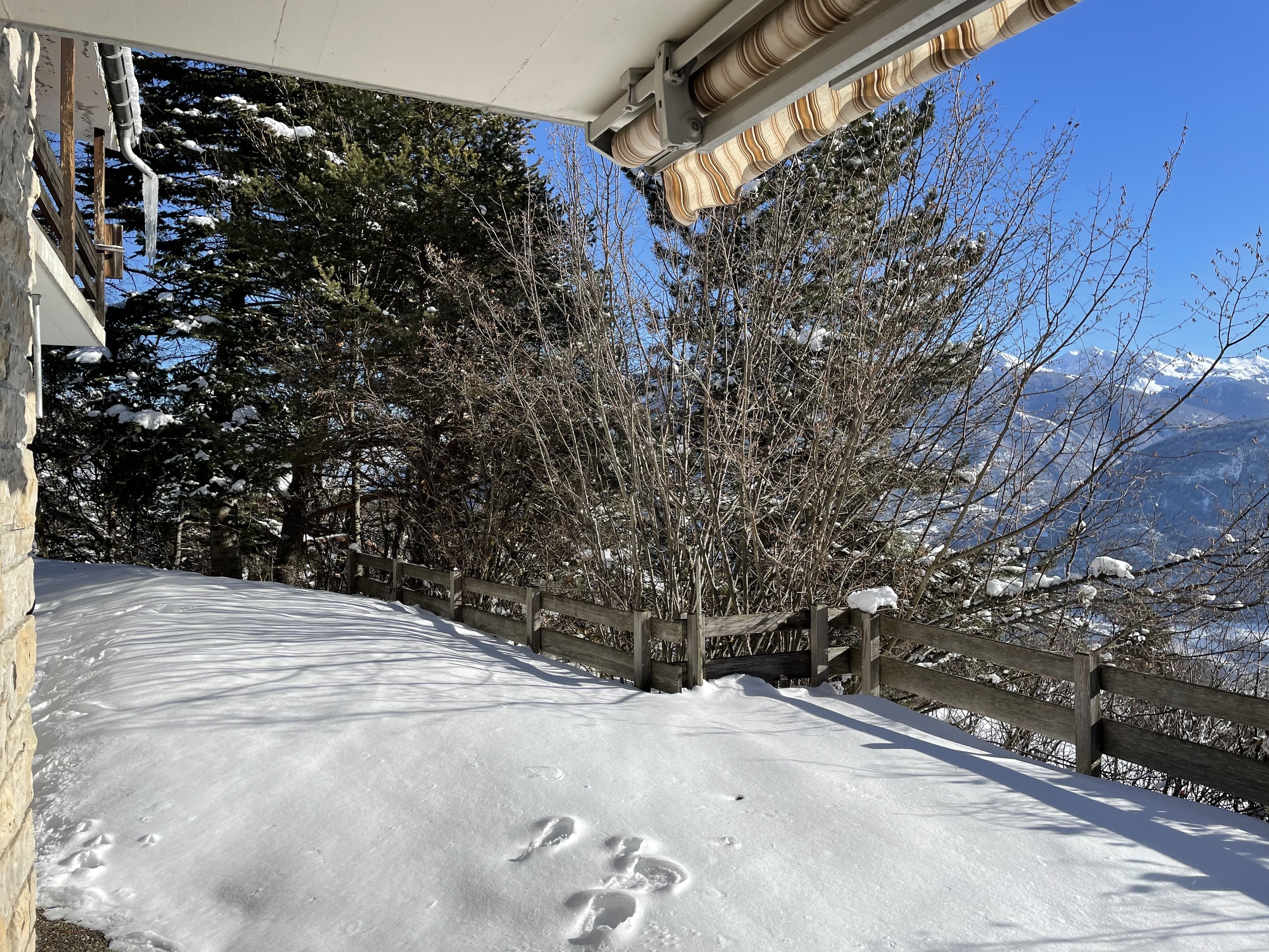 Verschneite Terrasse mit Bergblick