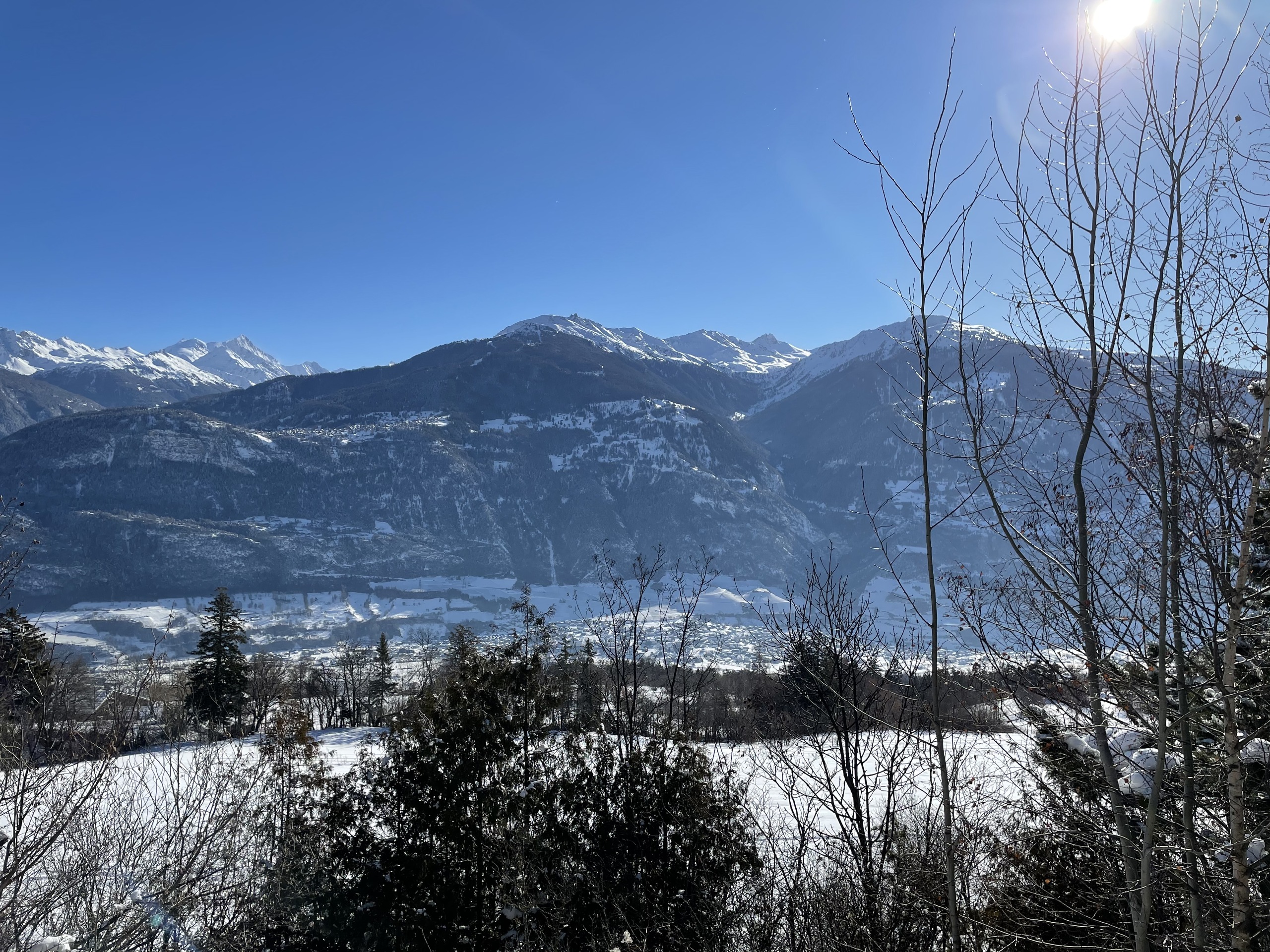 Bergpanorama mit Schnee und Sonnenschein