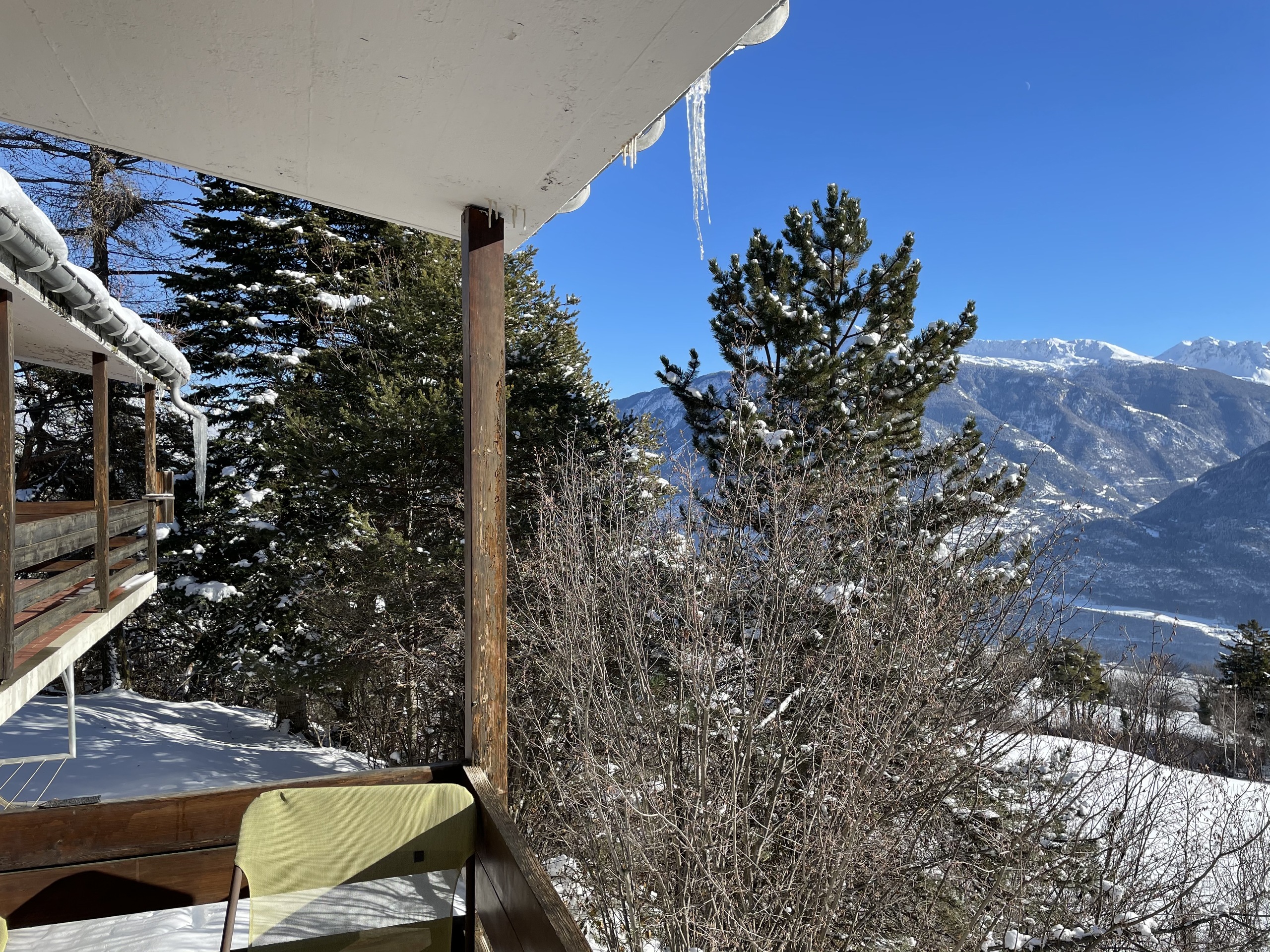 Balkon mit Bergblick im Schnee