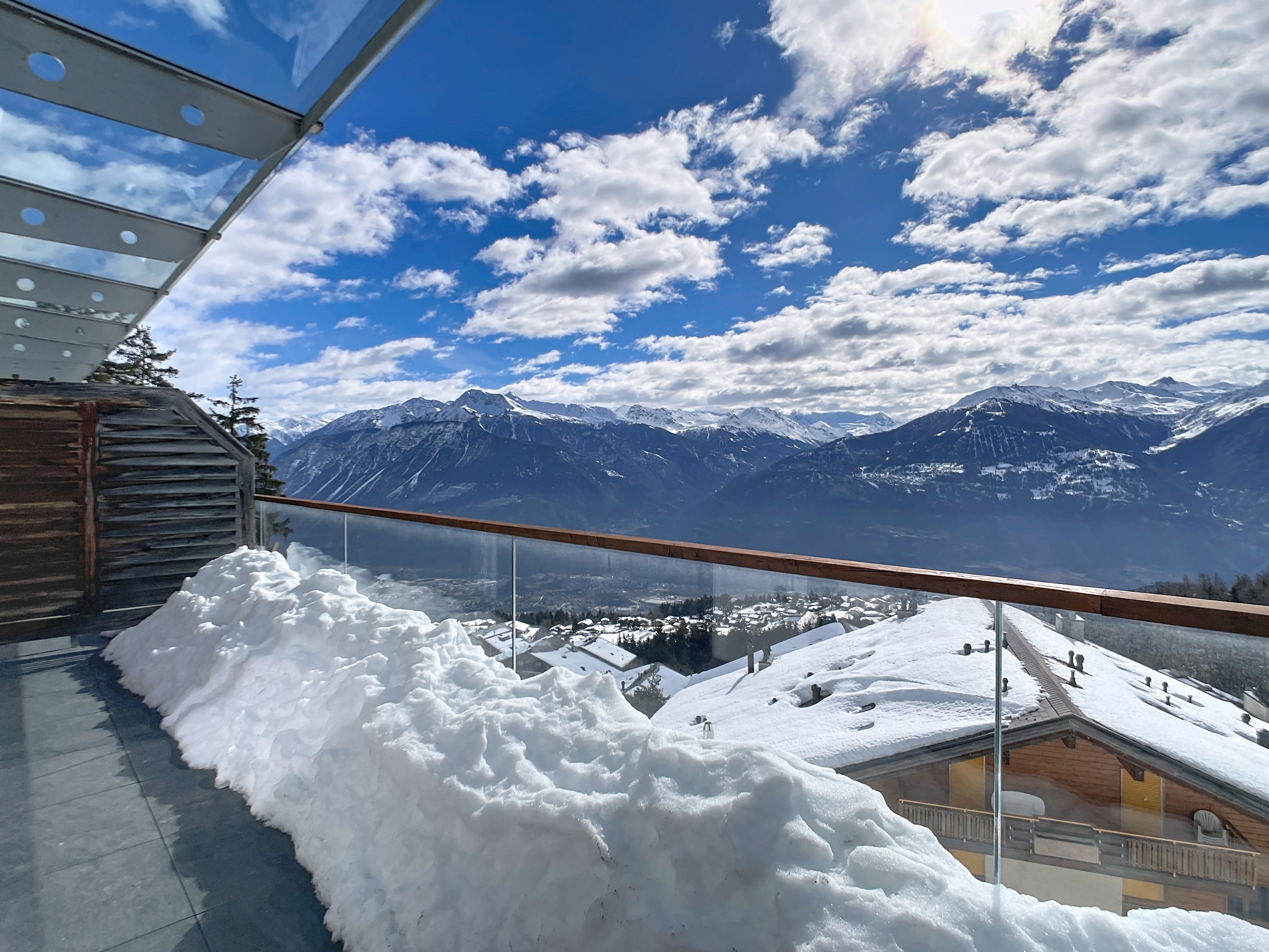 Balkon mit Bergpanorama im Schnee
