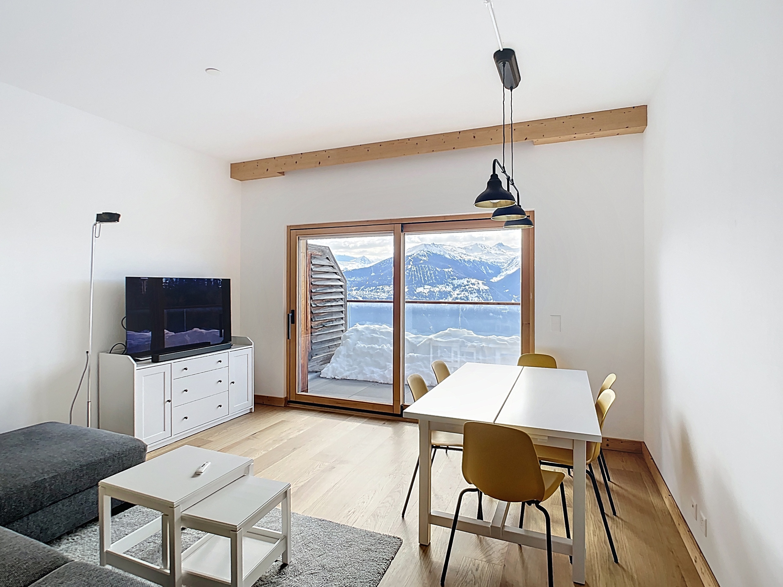 Heller Wohn- und Essbereich mit Bergblick