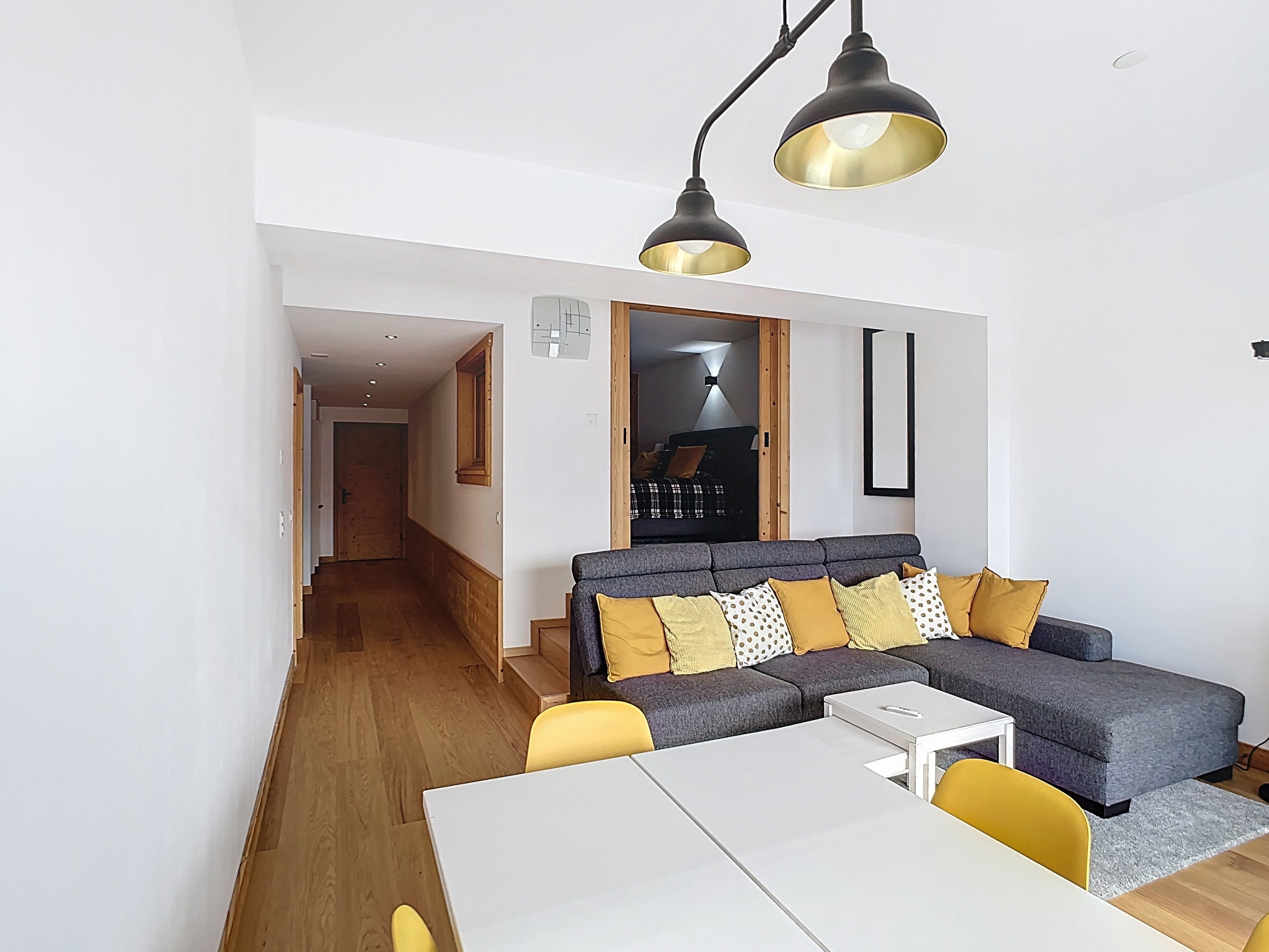 Helles Wohn-Esszimmer mit Flurzugang