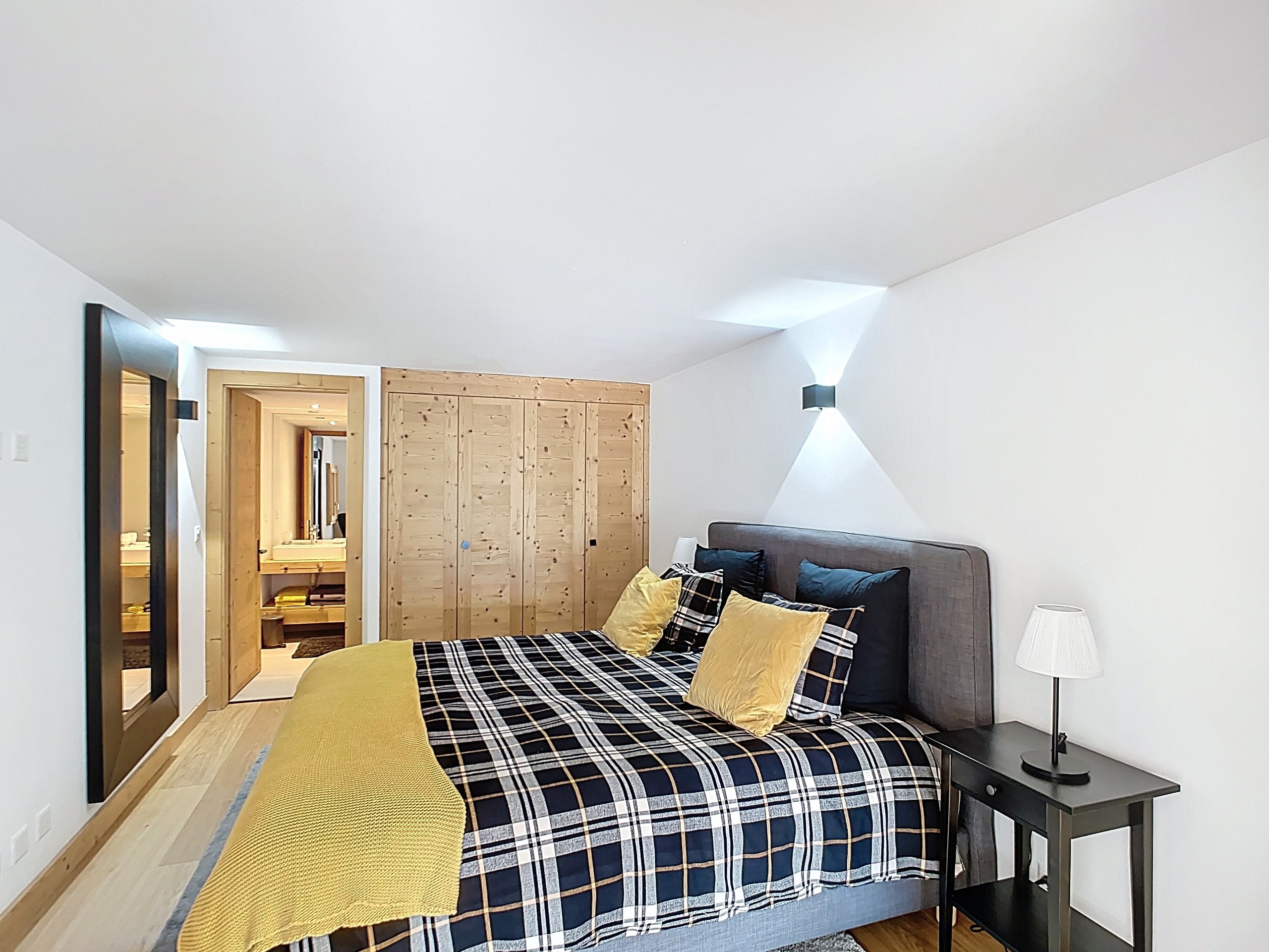 Schlafzimmer mit Holzschrank und Doppelbett