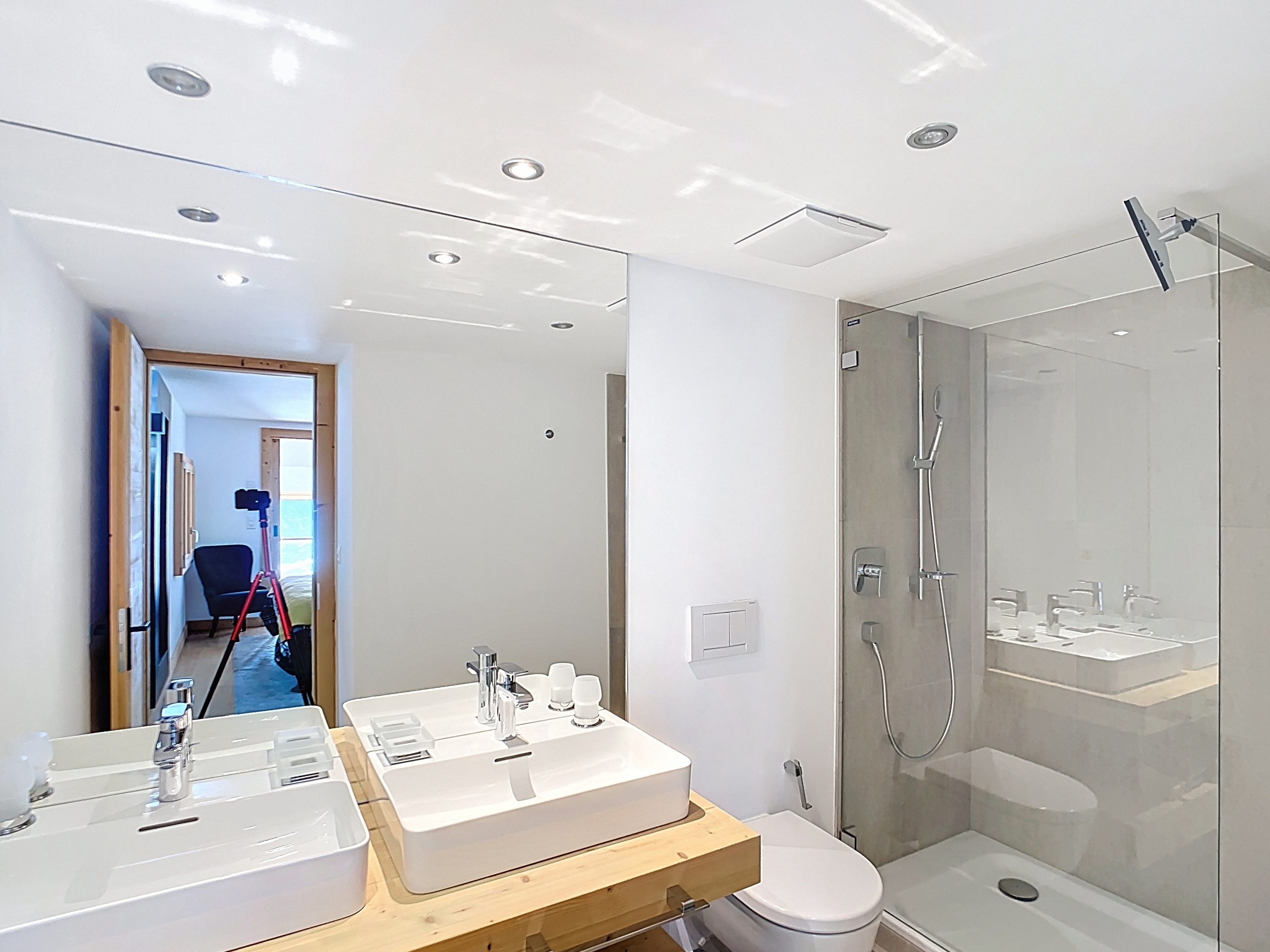 Modernes Badezimmer mit Doppelwaschbecken und Glasdusche
