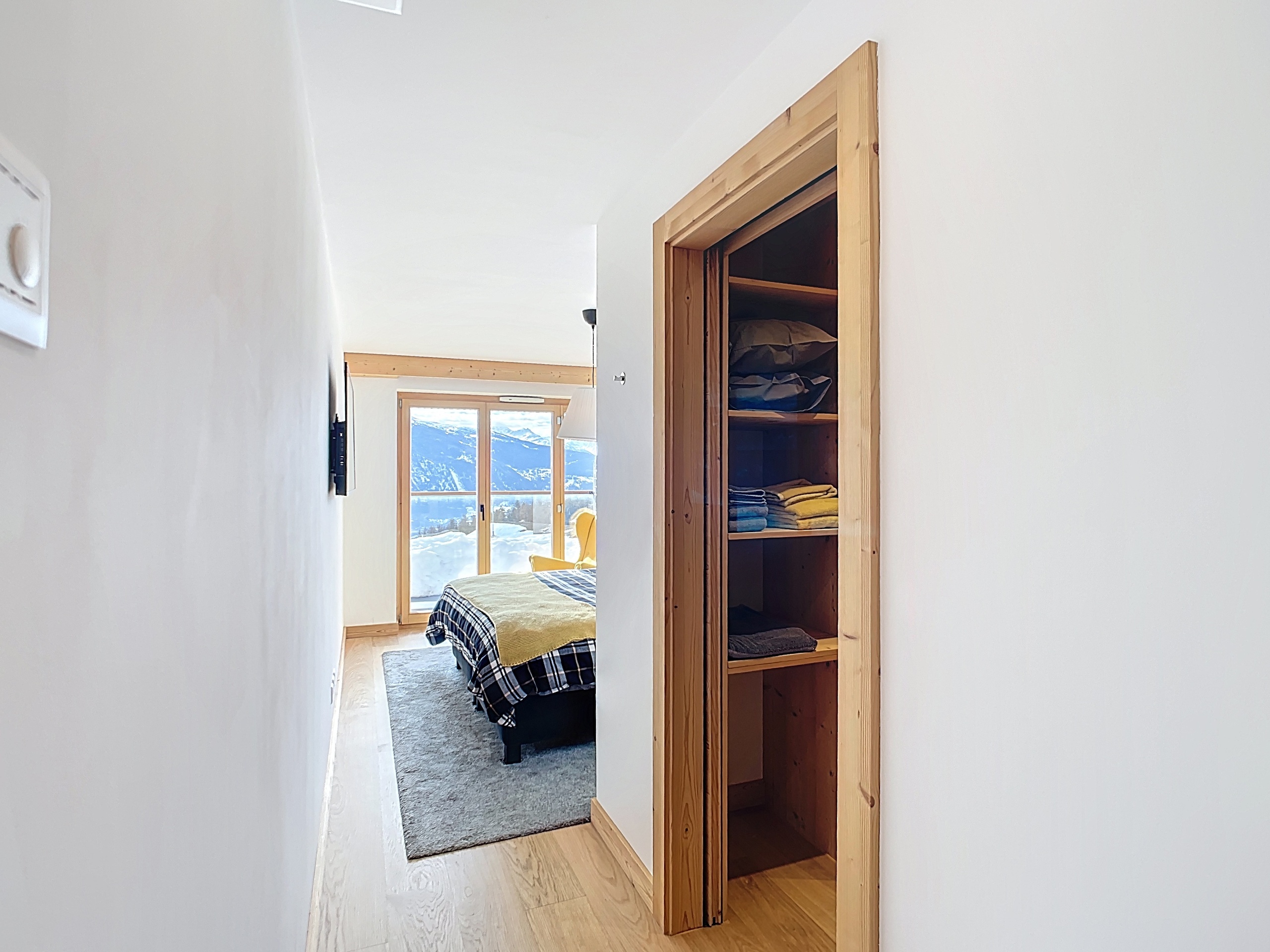 Helles Schlafzimmer mit Bergblick