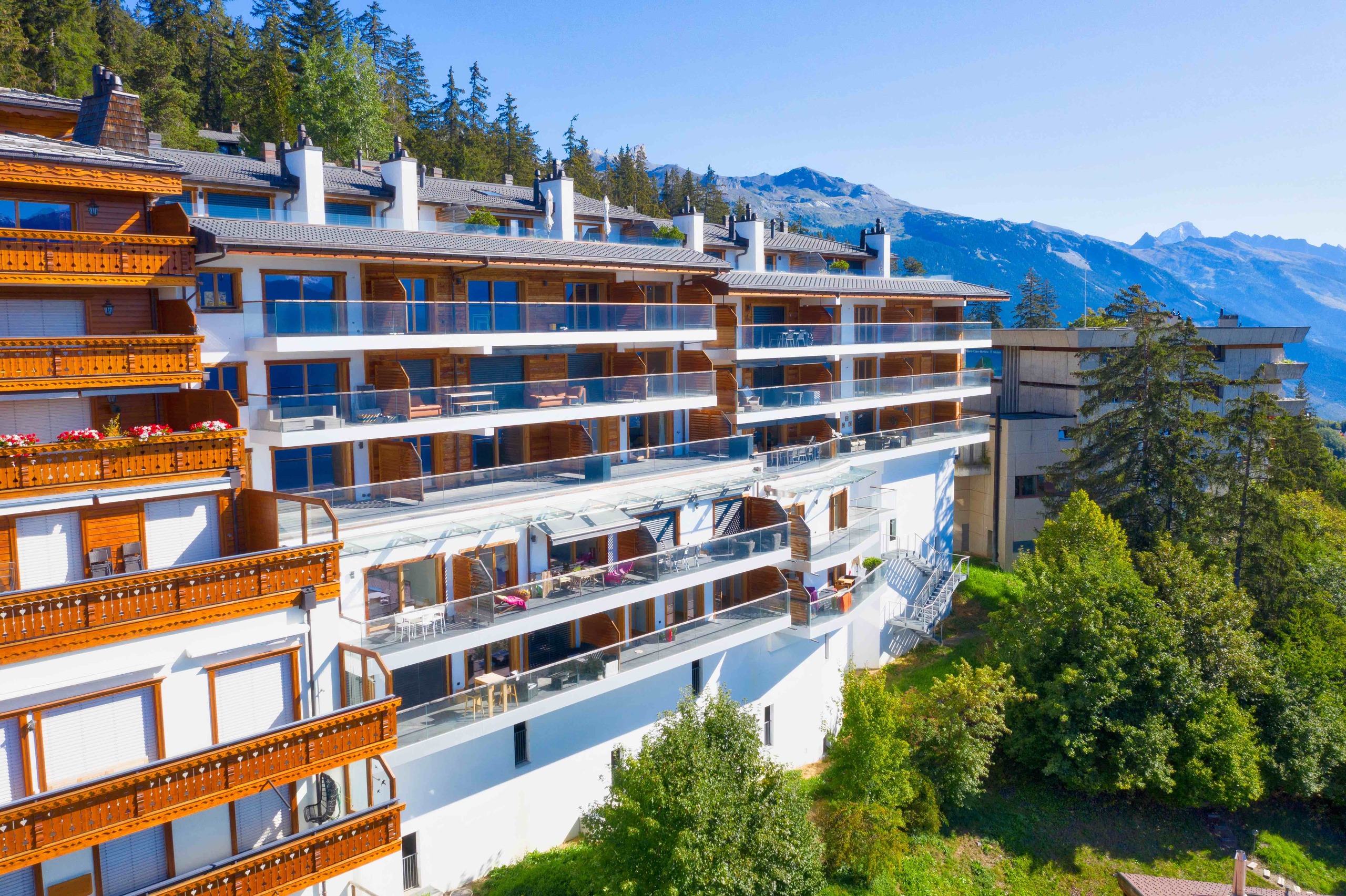 Berghotel- oder Apartmentanlage mit Alpenblick