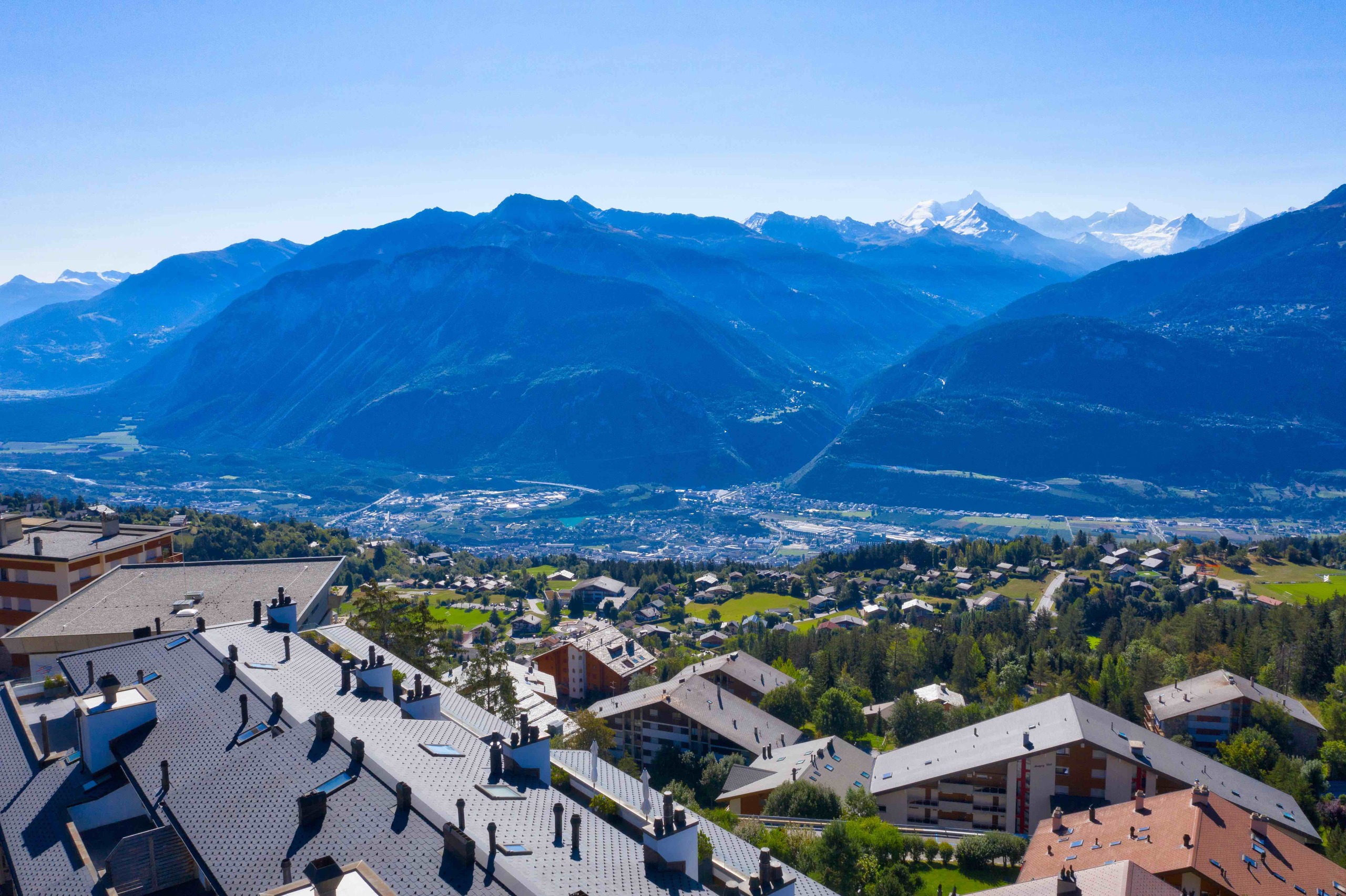 Panoramablick auf Berglandschaft und Siedlung