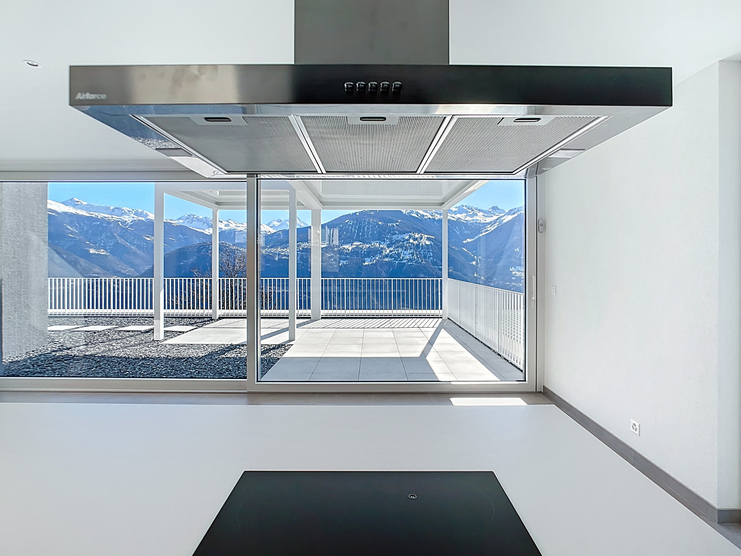 Moderne Küche mit Bergblick
