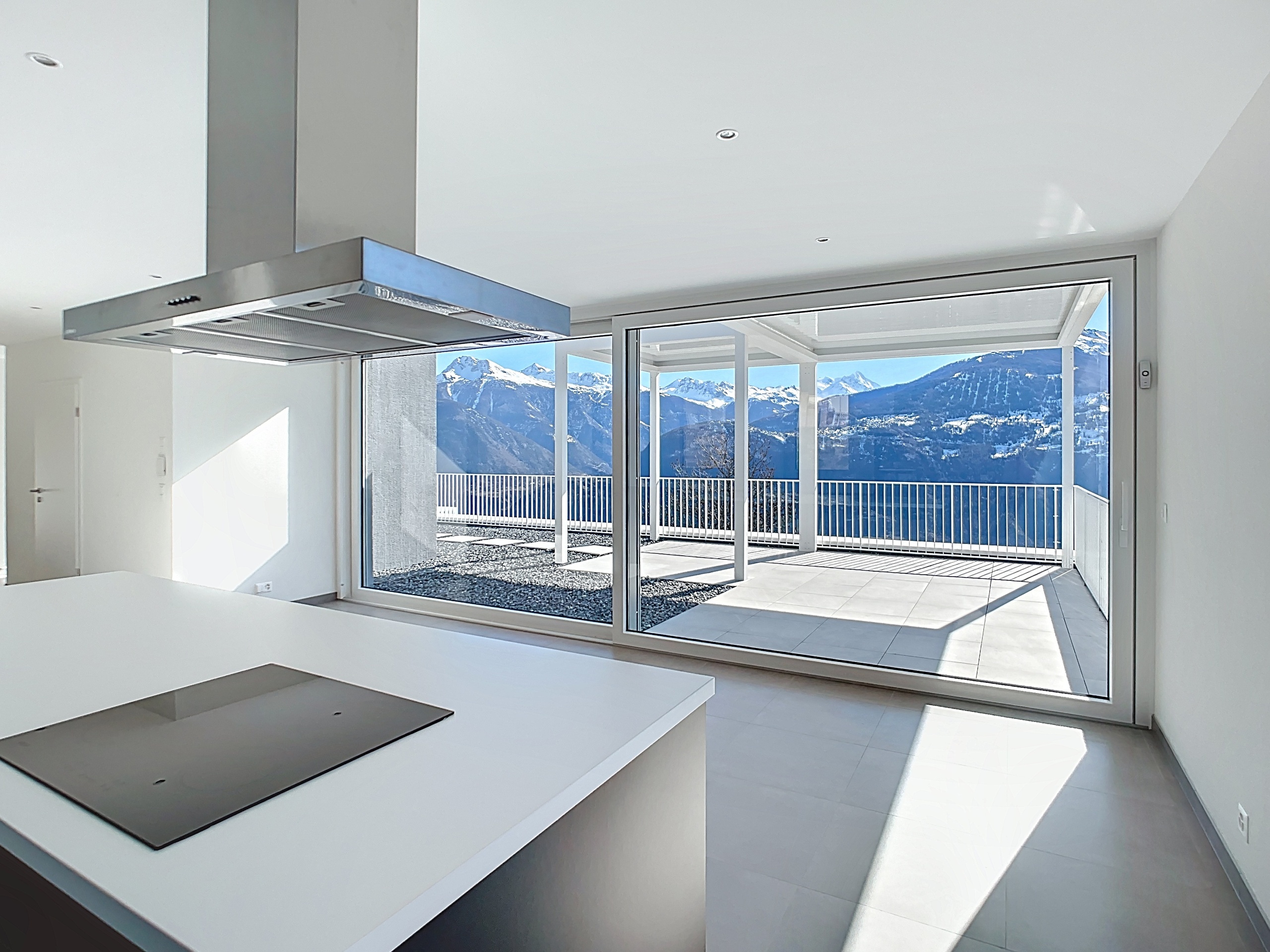 Moderne Küche mit Bergblick