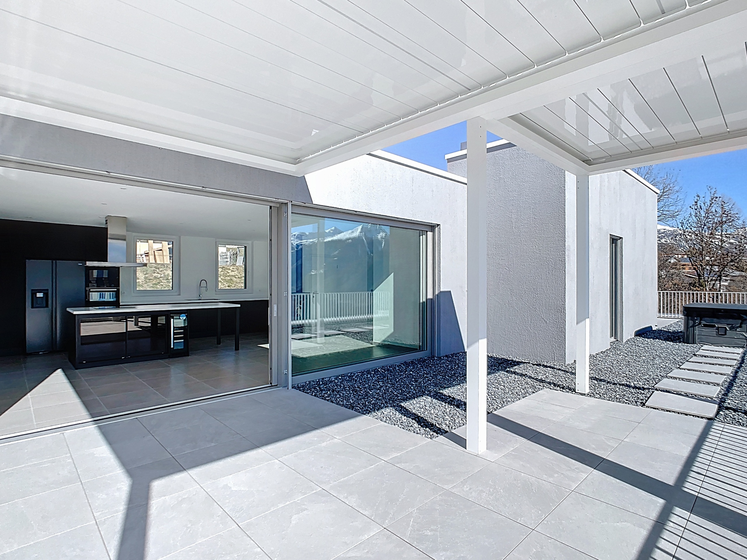 Moderne Terrasse mit Außenküche und Schiebetüren