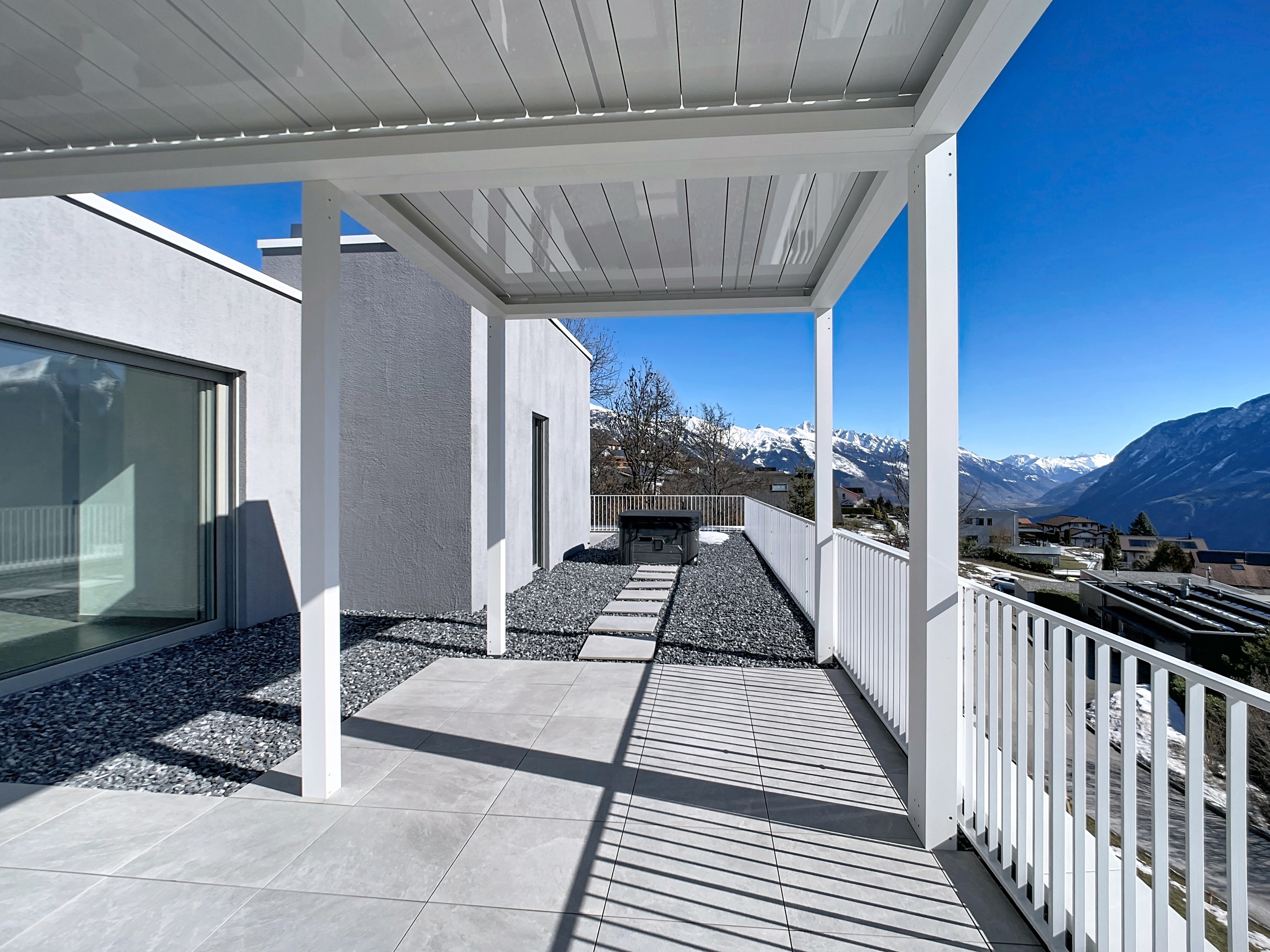 Moderne Terrasse mit Bergblick