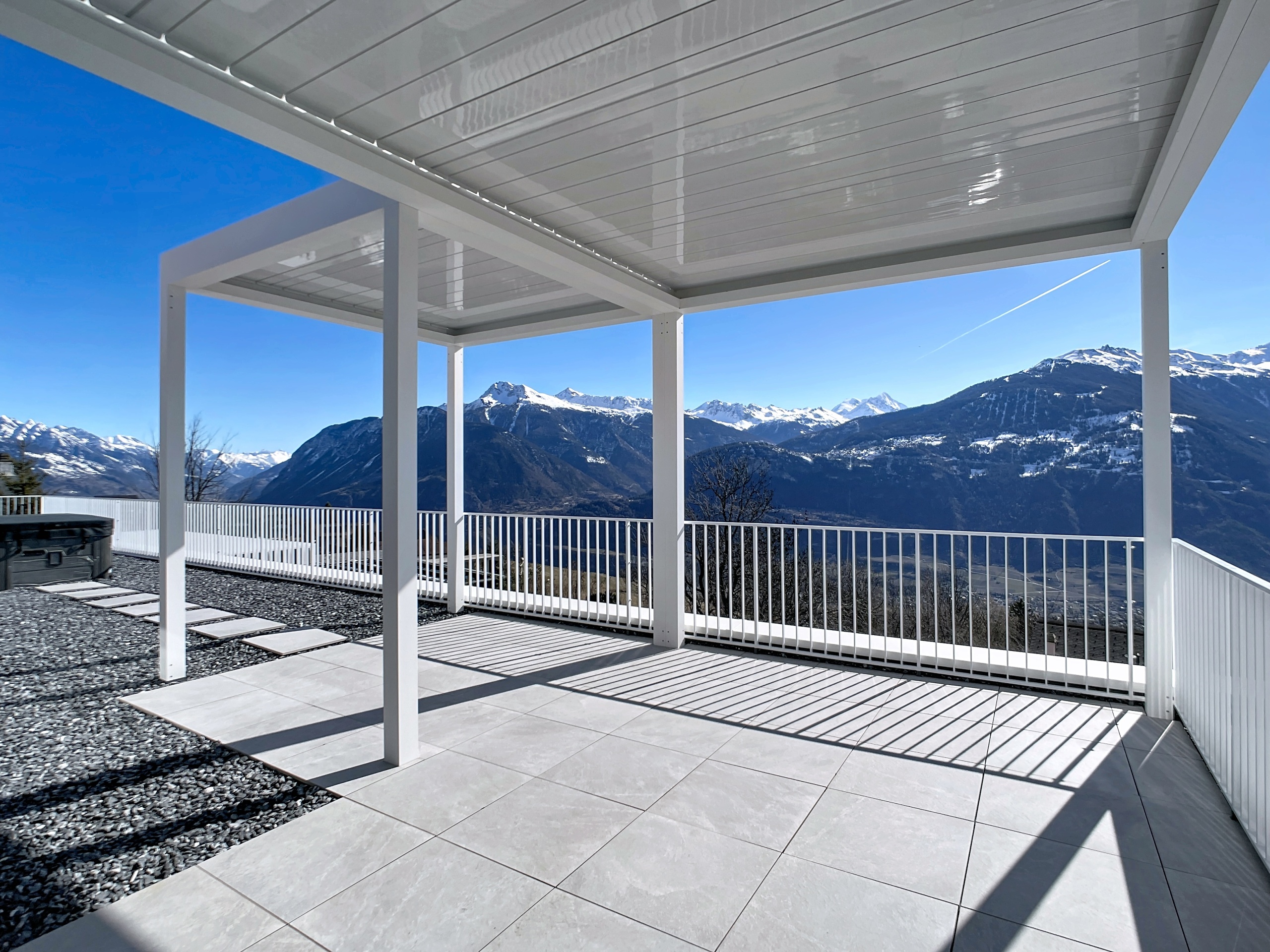 Überdachte Terrasse mit Bergpanorama