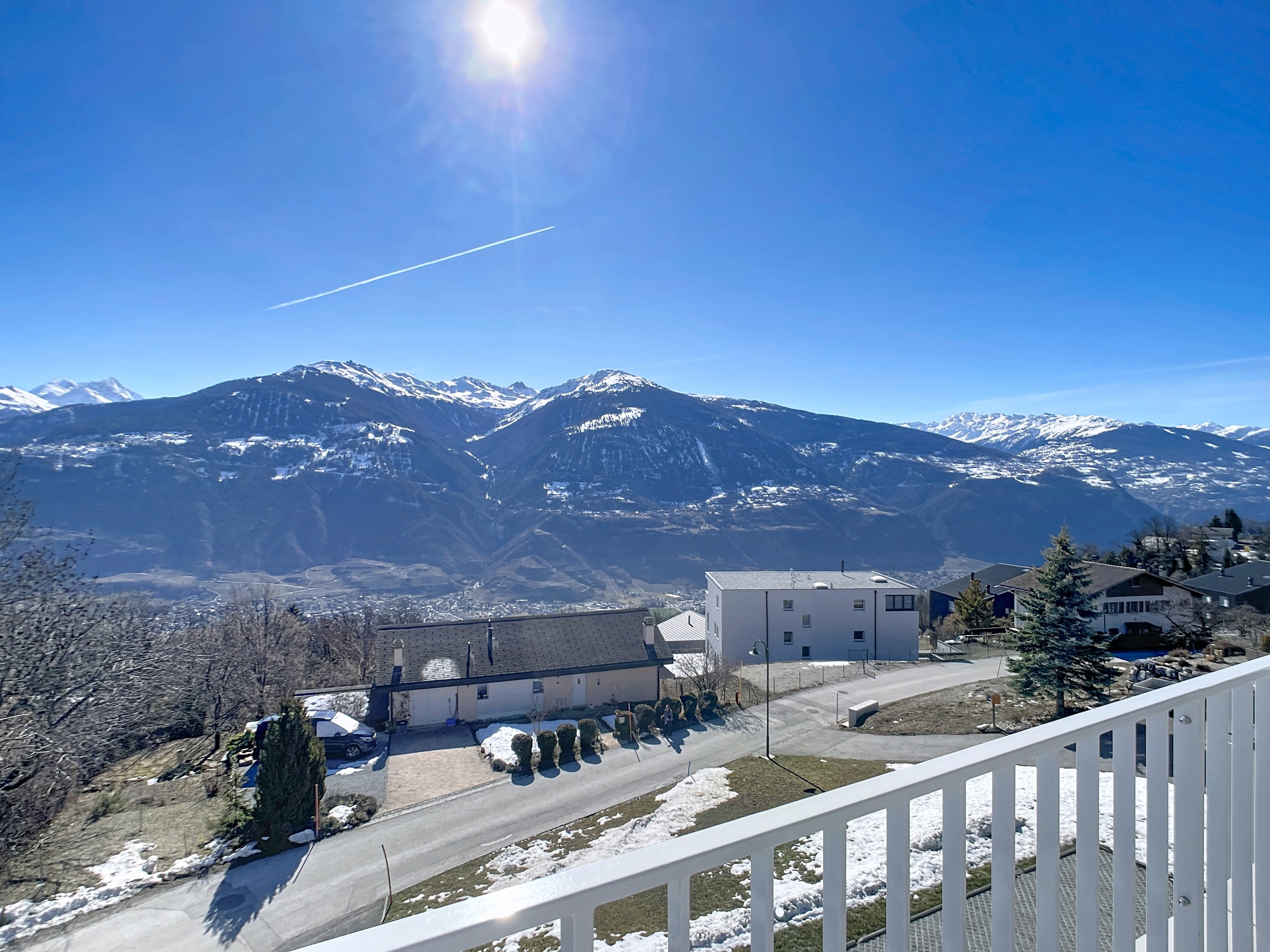 Panoramablick auf Berge und Wohnsiedlung