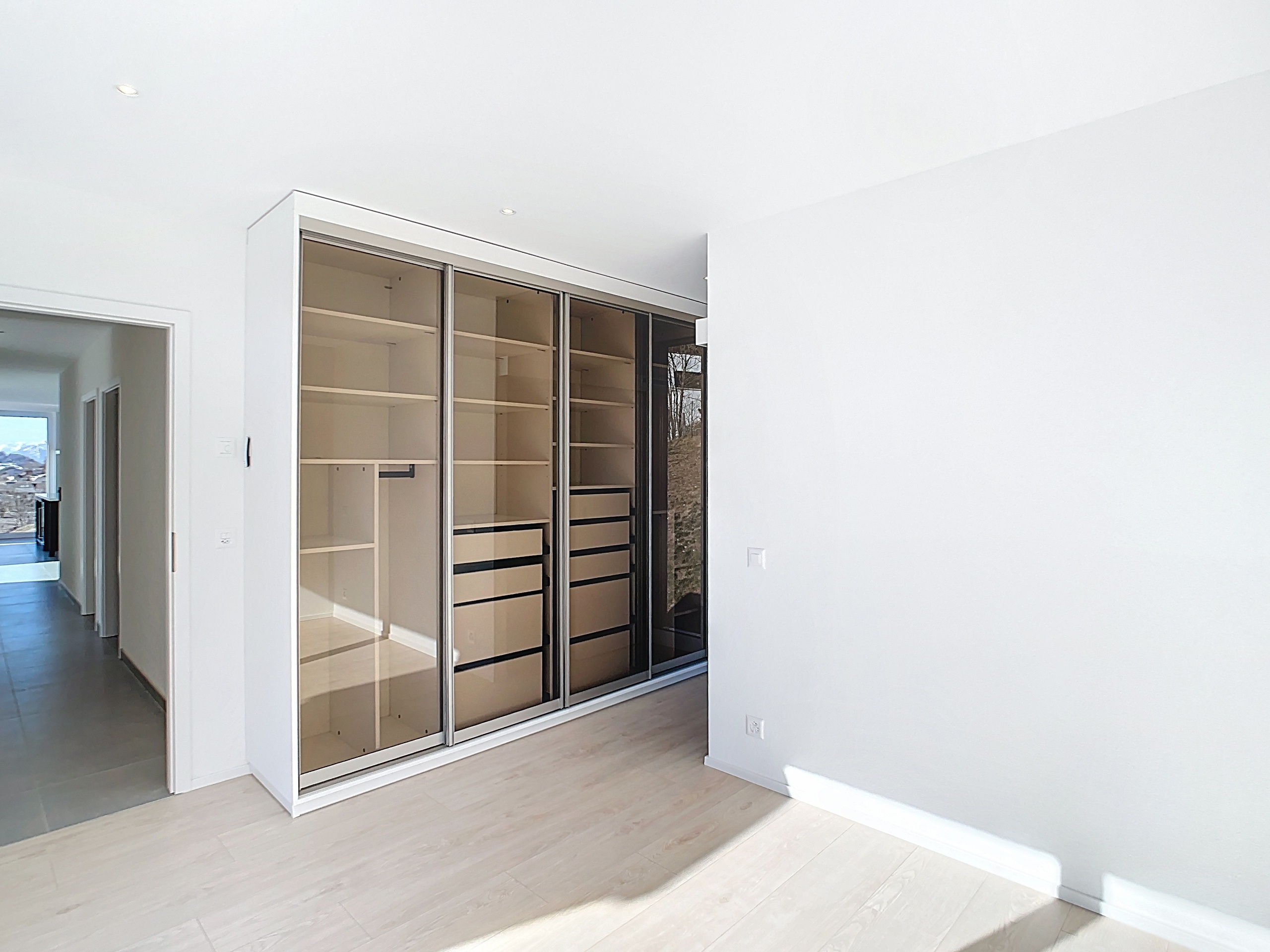 Helles Schlafzimmer mit begehbarem Kleiderschrank