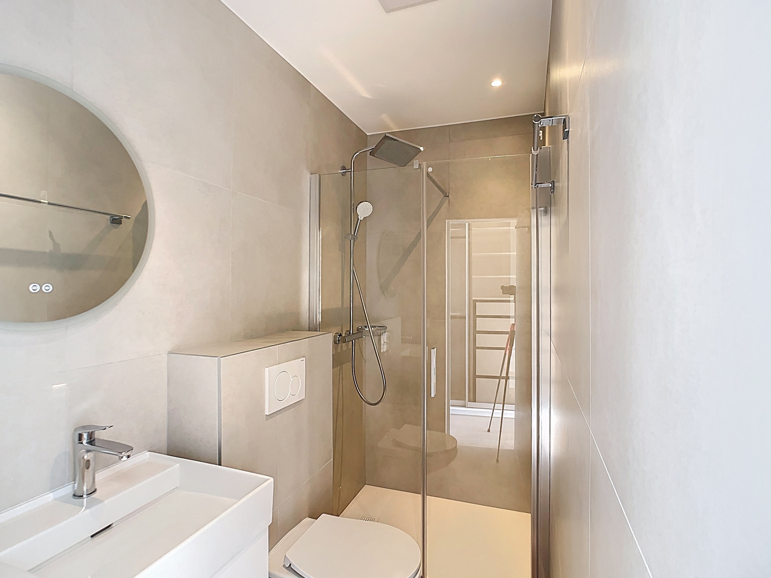 Modernes kleines Badezimmer mit Dusche