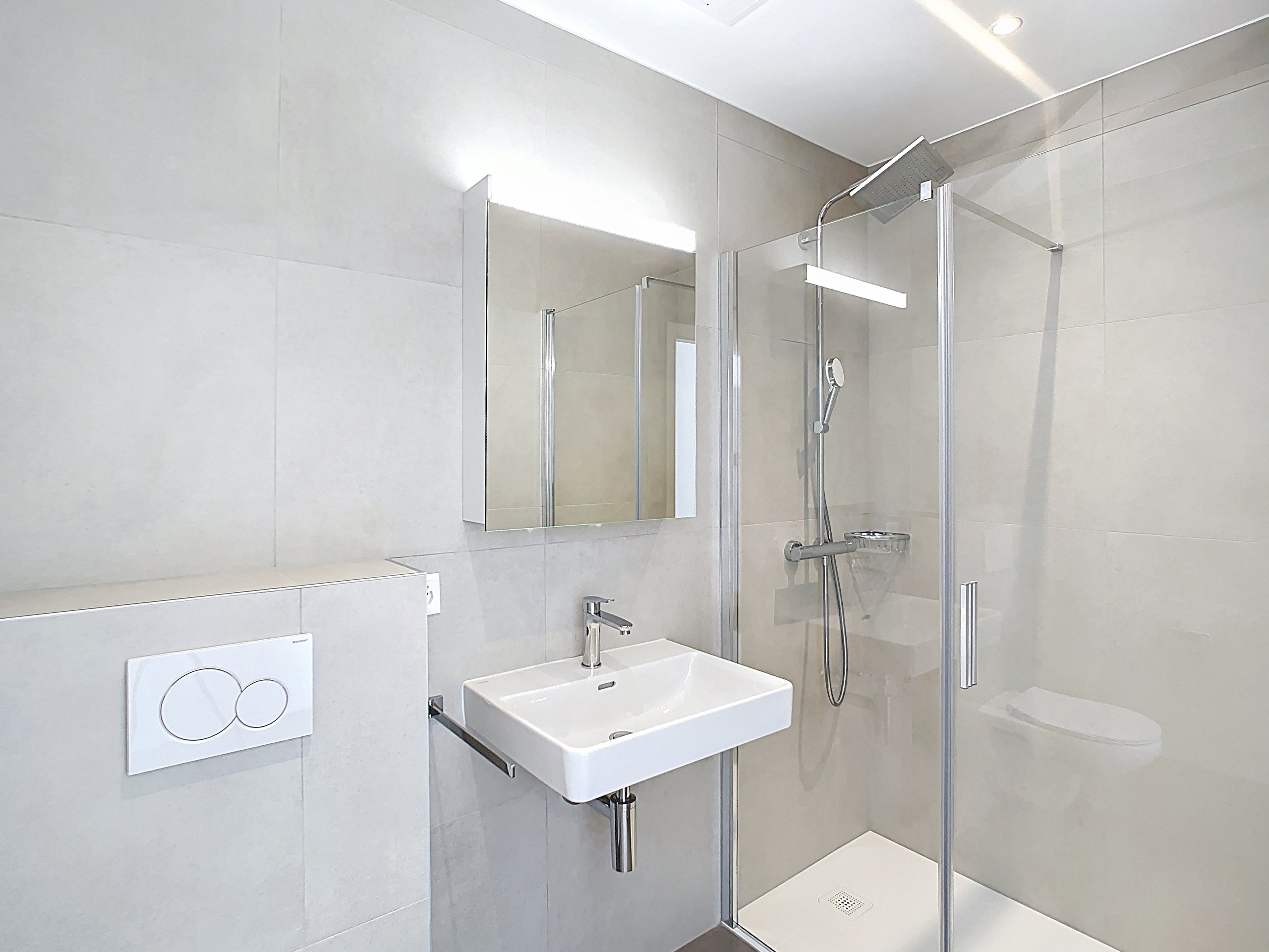 Modernes Badezimmer mit Dusche und Waschtisch