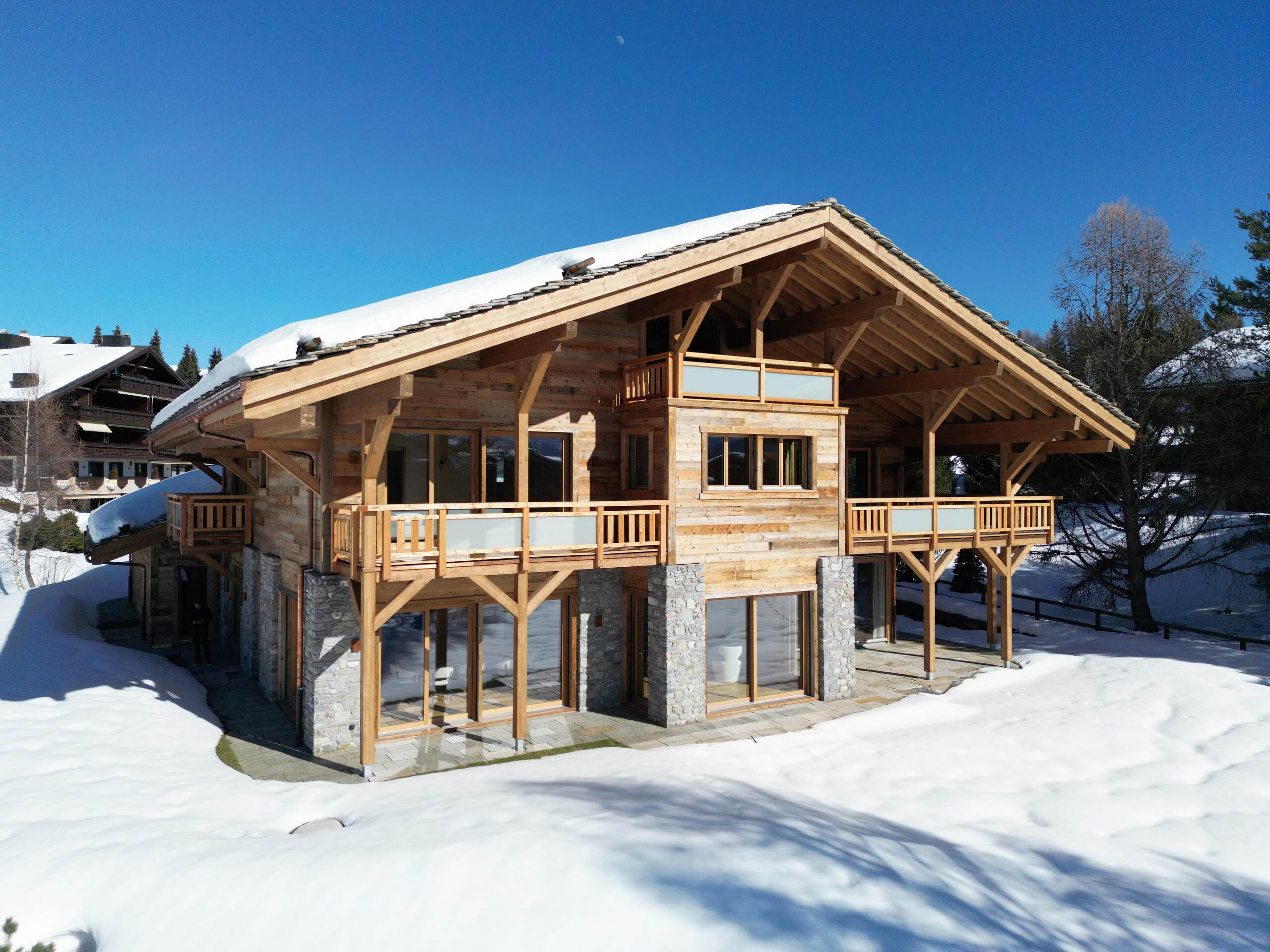 Alpines Holzchalet im Schnee