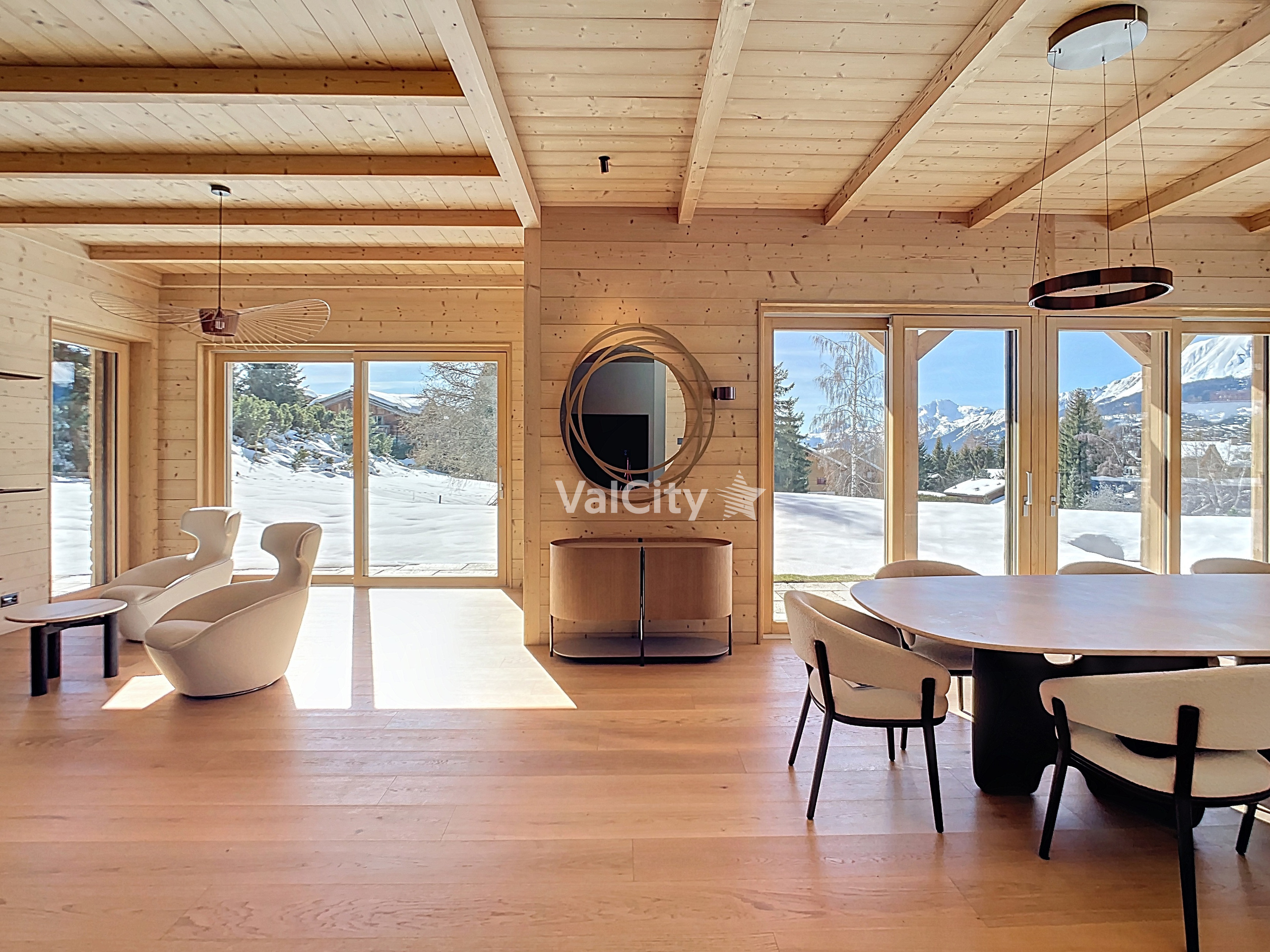 Heller Wohn- und Essbereich im Chalet-Stil mit Bergblick