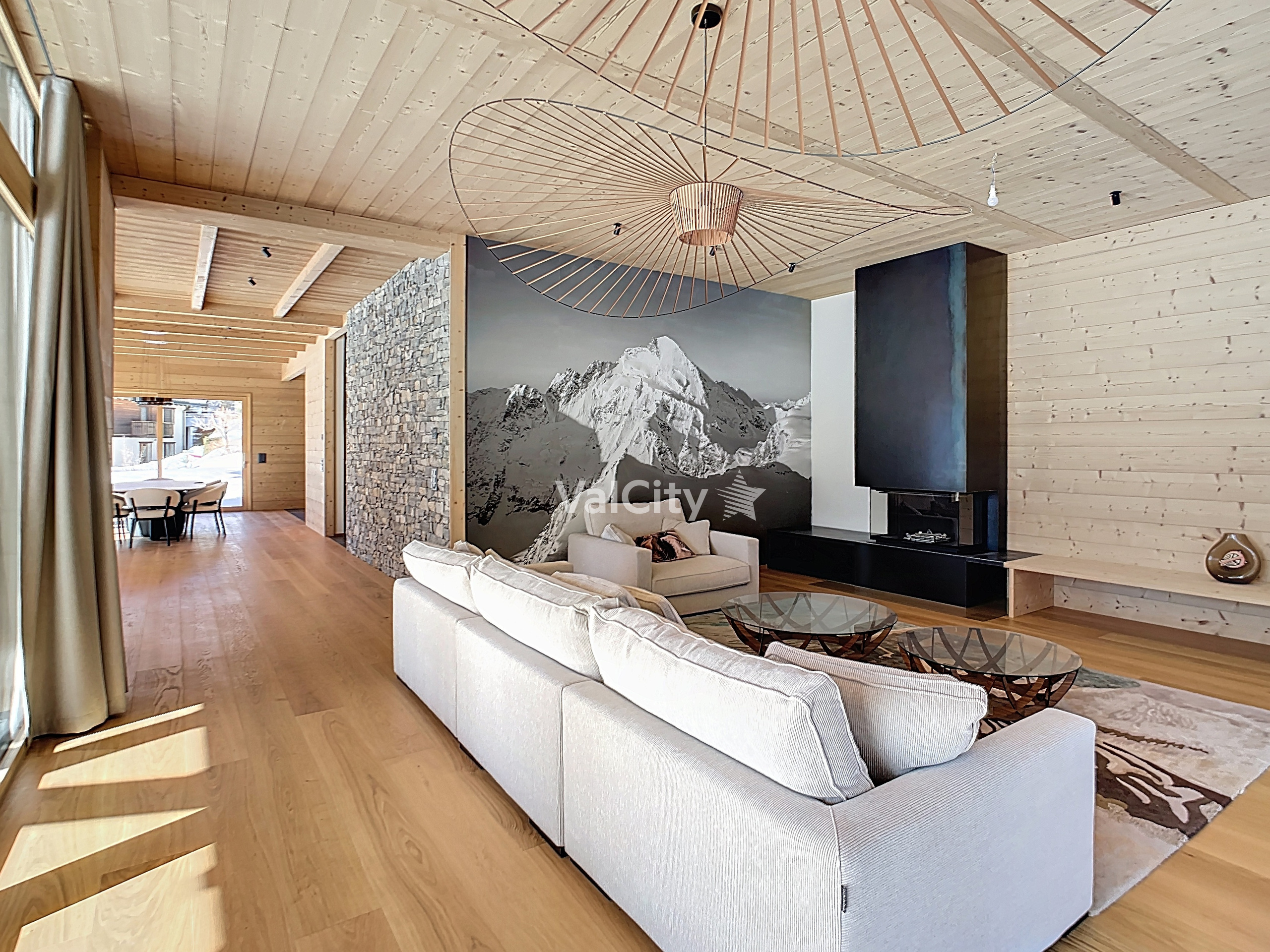 Offener Wohnbereich mit alpinem Design