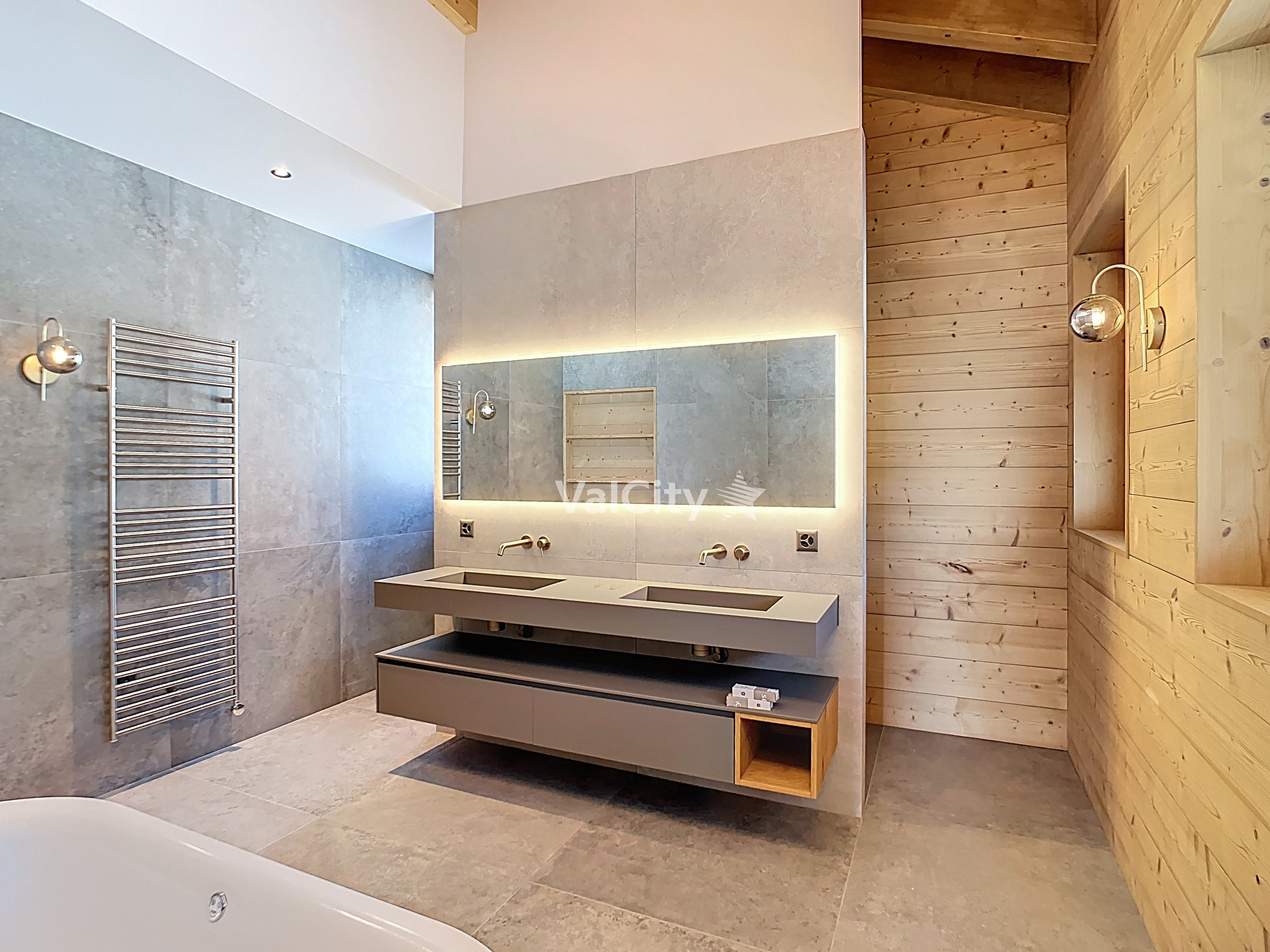 Modernes Badezimmer mit Naturstein und Holz