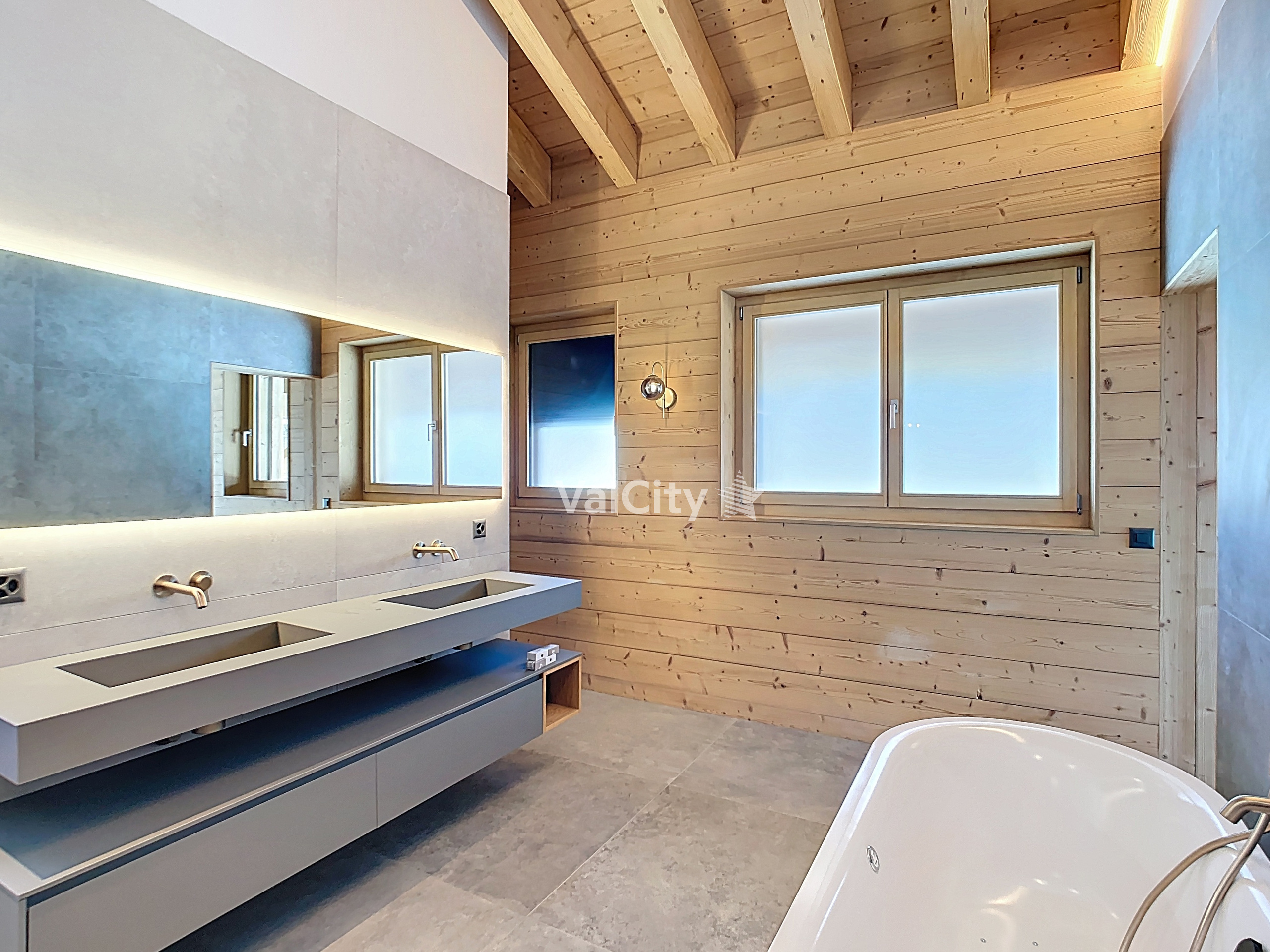 Modernes Badezimmer mit Holzvertäfelung und freistehender Wanne