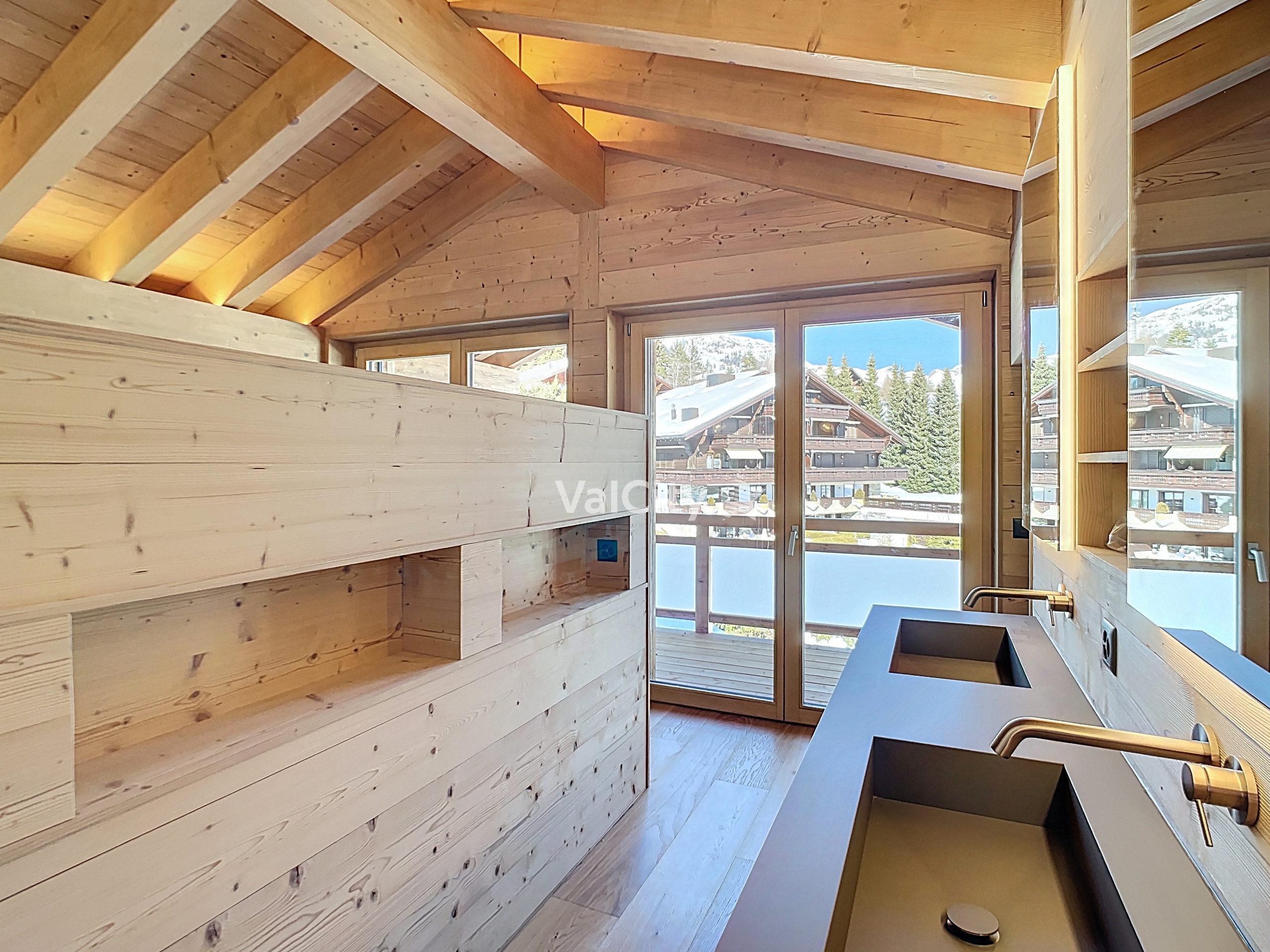 Holzverkleidetes Bad mit Bergblick
