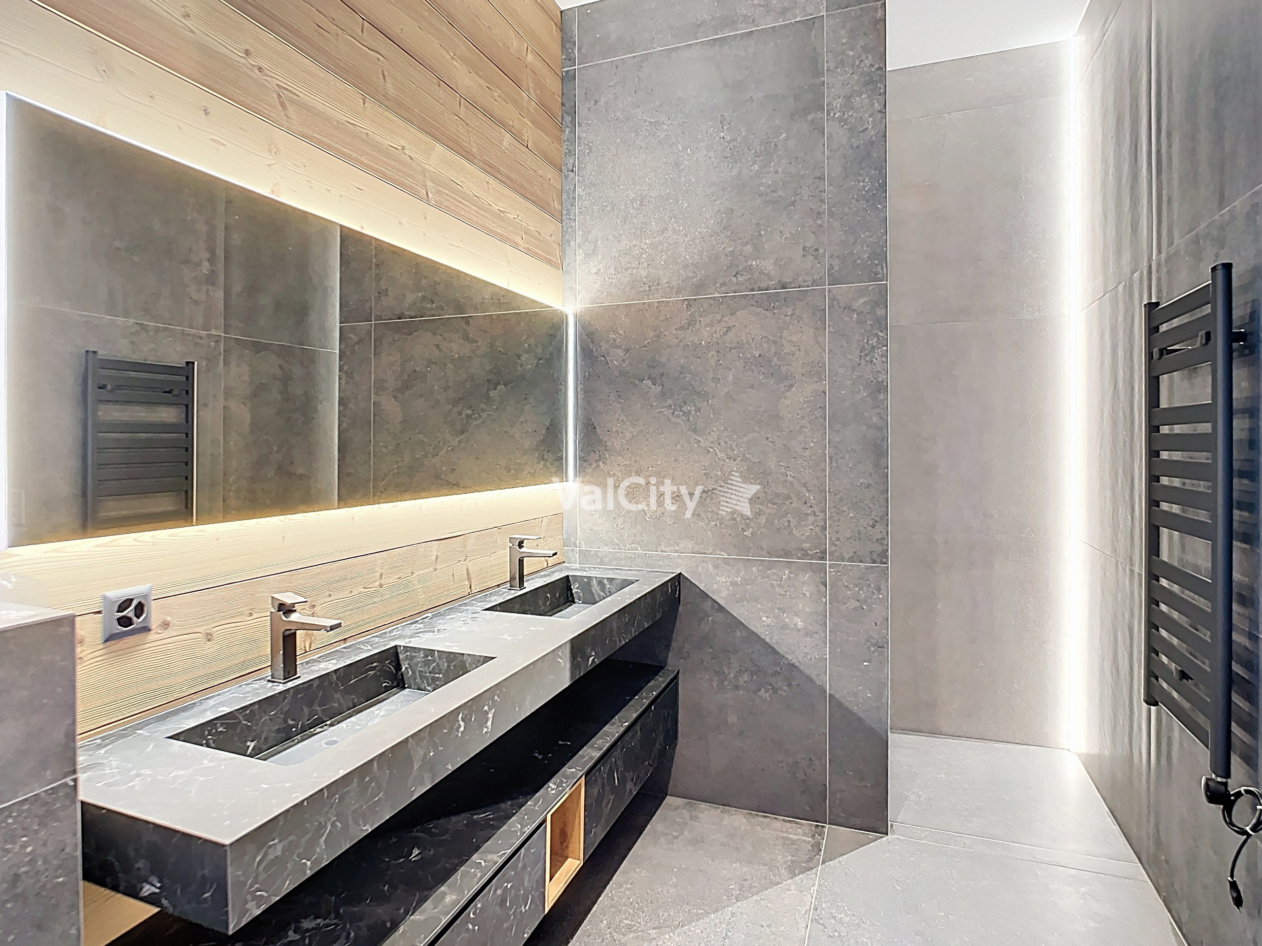 Modernes Badezimmer mit Doppelwaschtisch