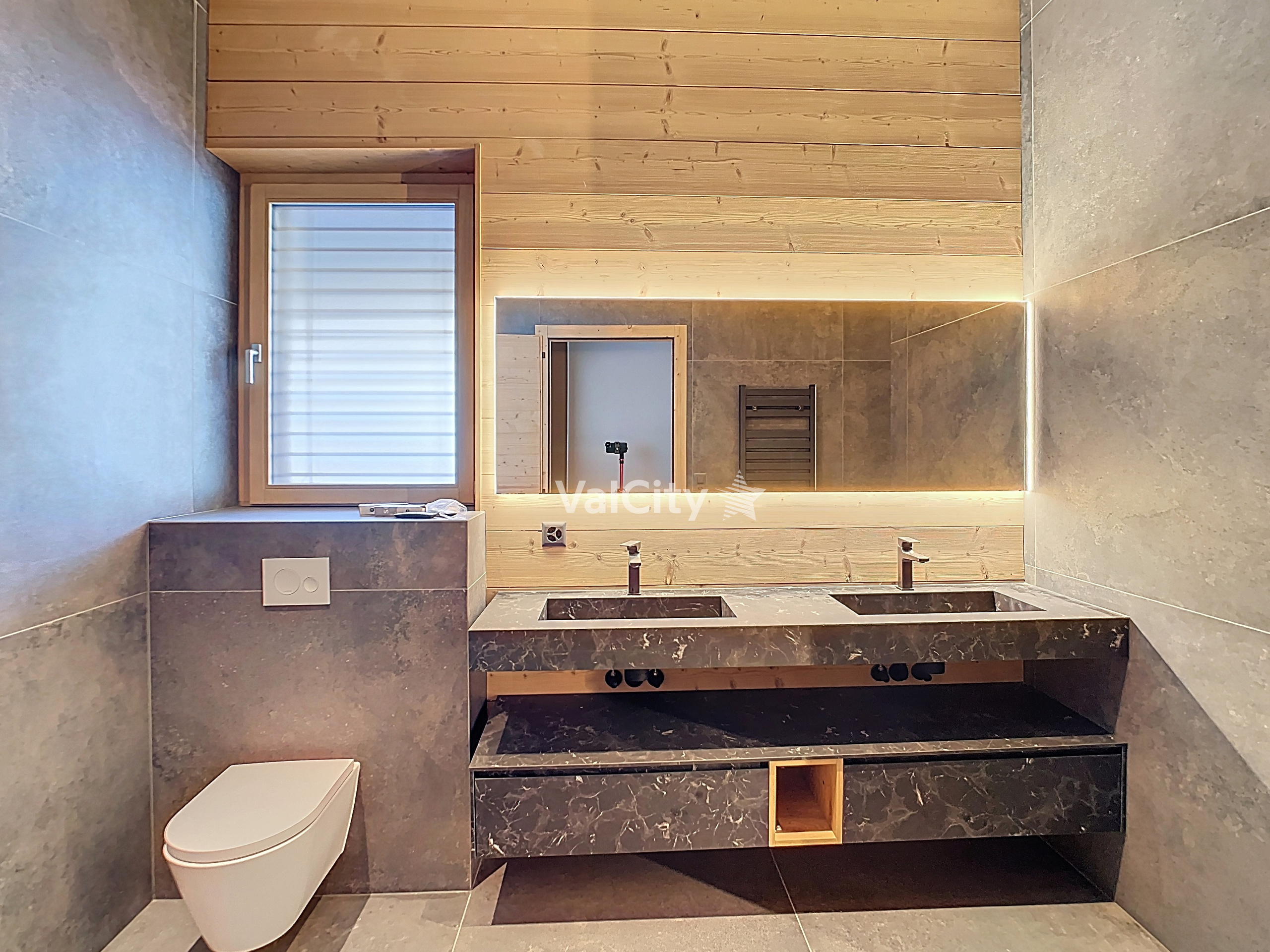 Modernes Badezimmer mit Doppelwaschtisch und WC