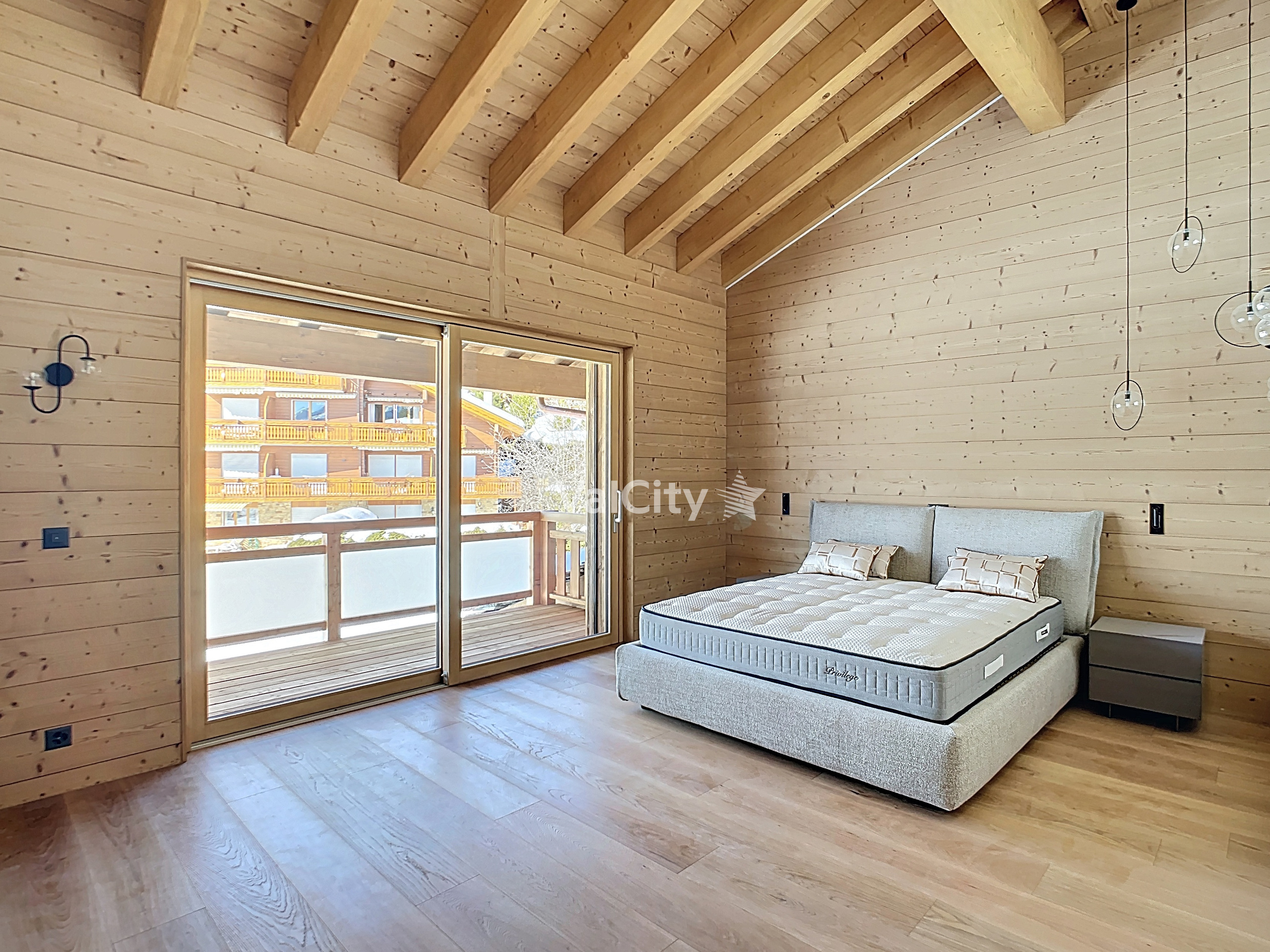Helles Schlafzimmer mit Holzinnenausbau