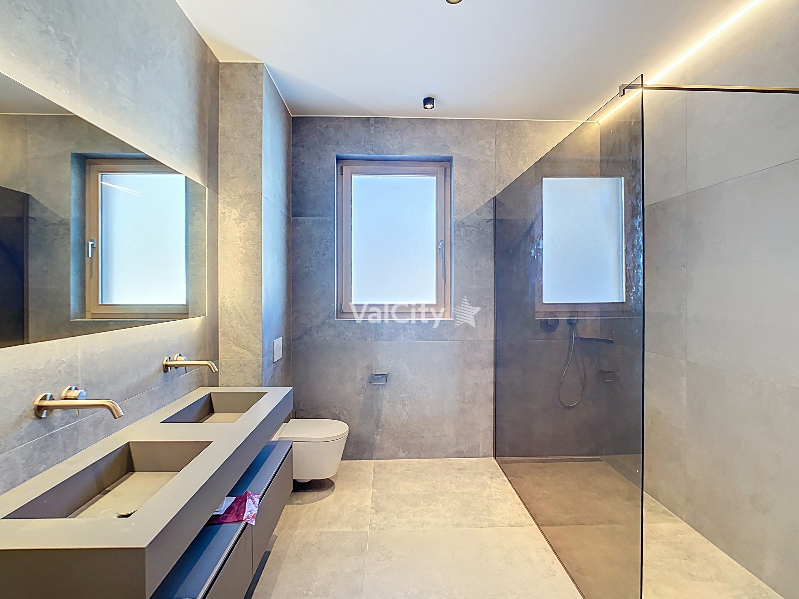 Modernes Badezimmer mit Doppelwaschtisch und begehbarer Dusche